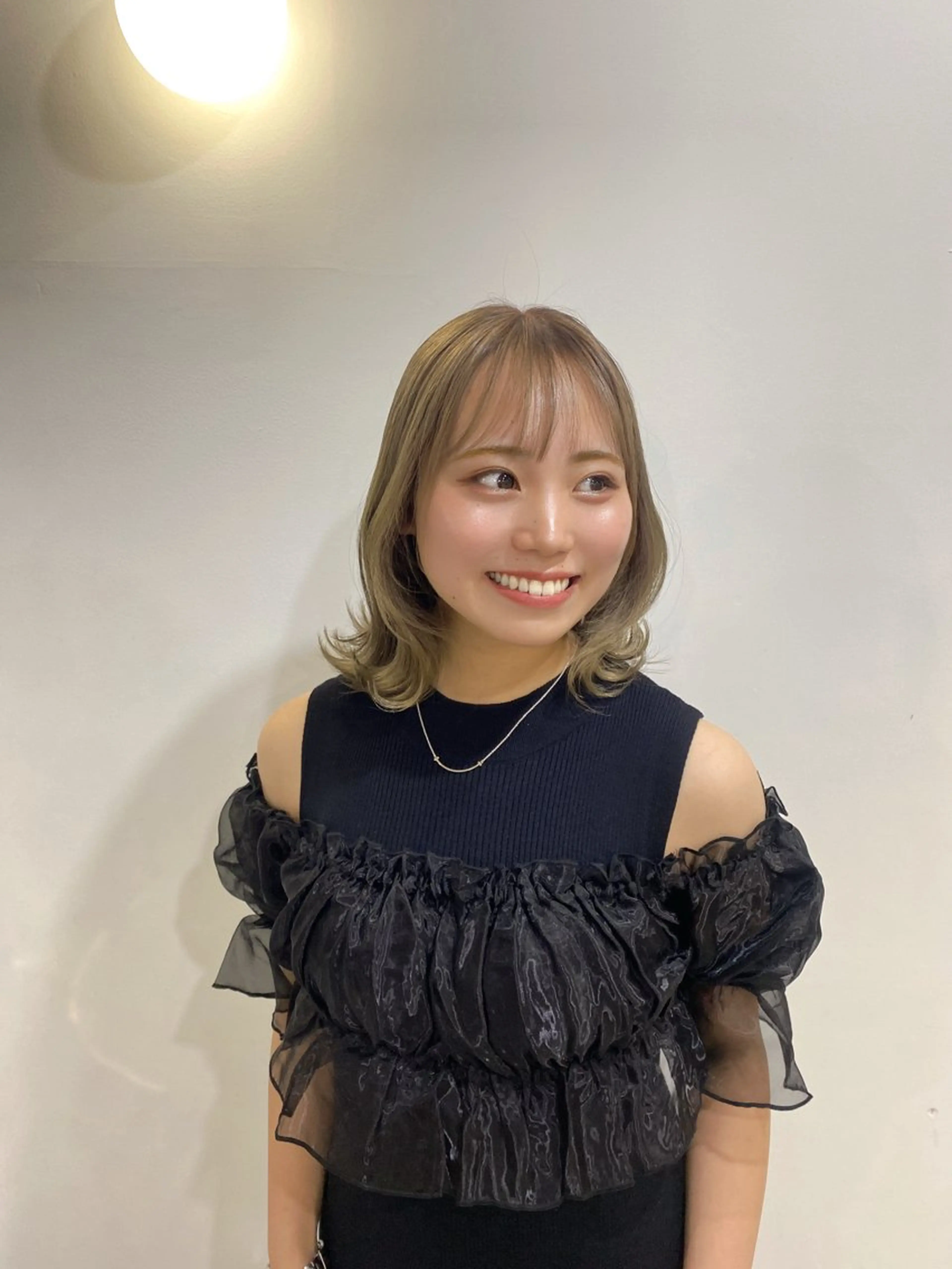 ミディアム カラー ブリーチ ハイトーンカラー カット ヘアカラー ハナダ メイのヘアスタイル