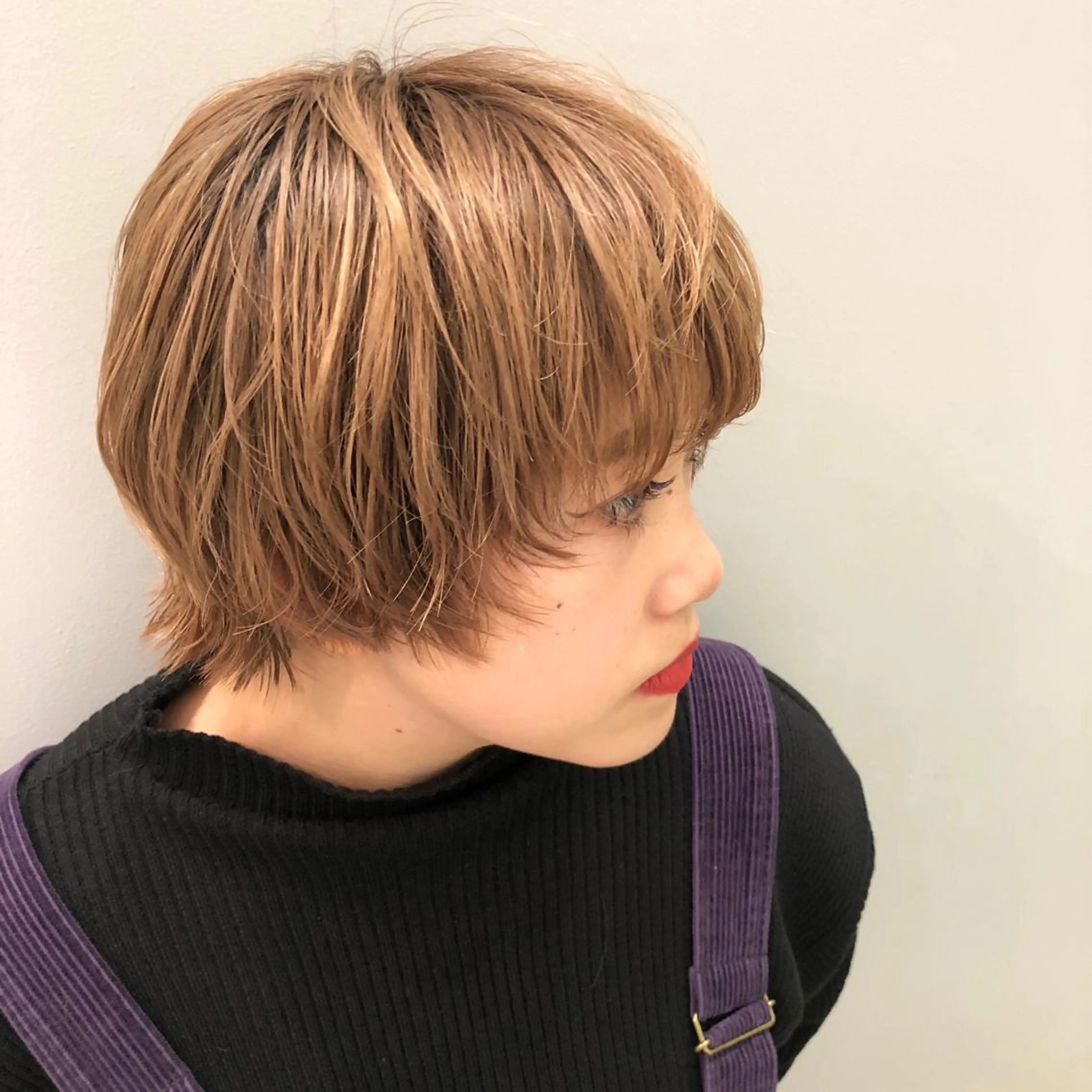 ショート カラー ベージュカラー ハイトーンカラー ハイトーンベージュ ボブ 伸ばしかけ 柏木  彩花のヘアスタイル