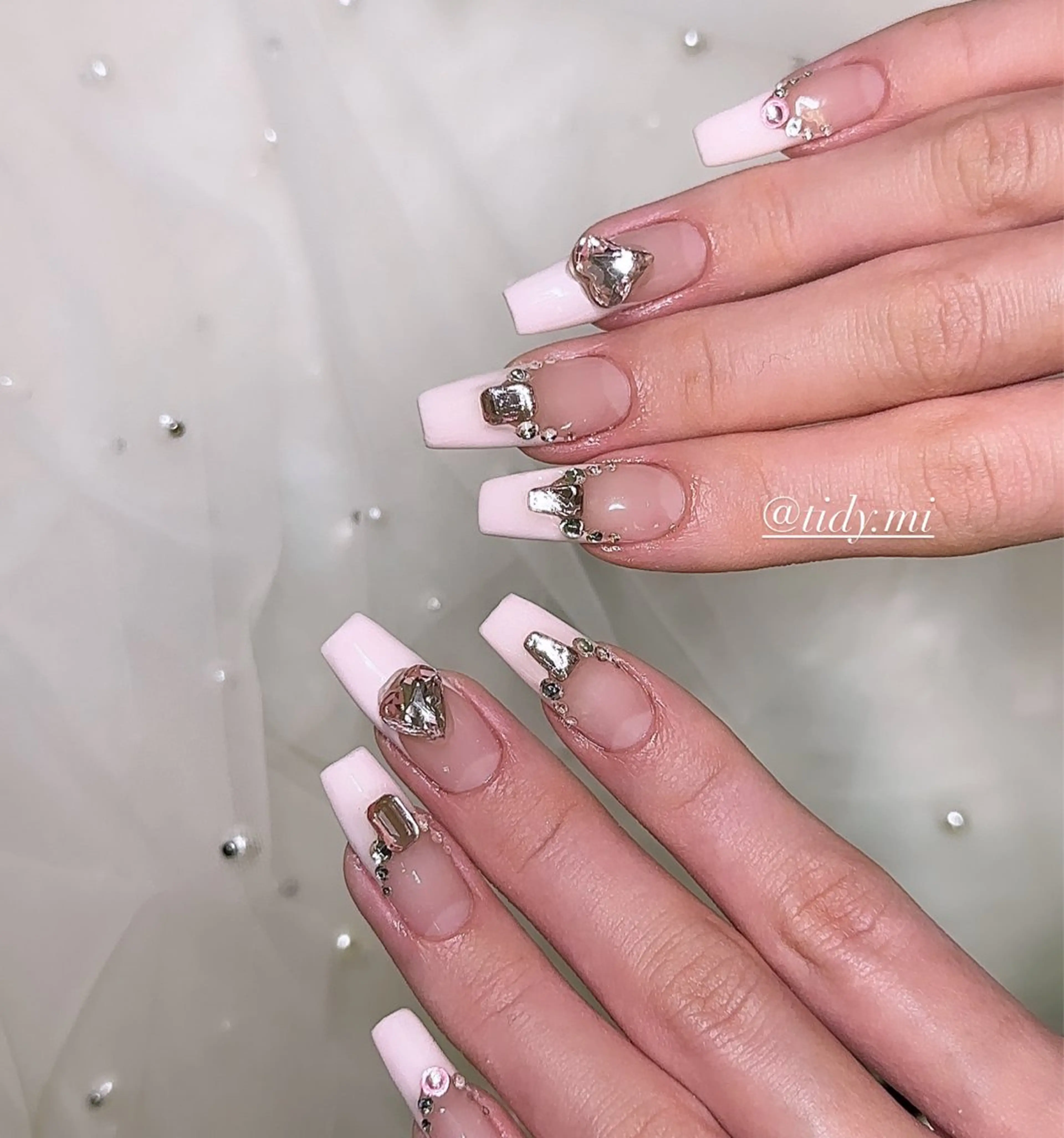 ネイル フレンチネイル ジェルネイル キラキラネイル 韓国ネイル 持ち込み TIDY .のネイルデザイン