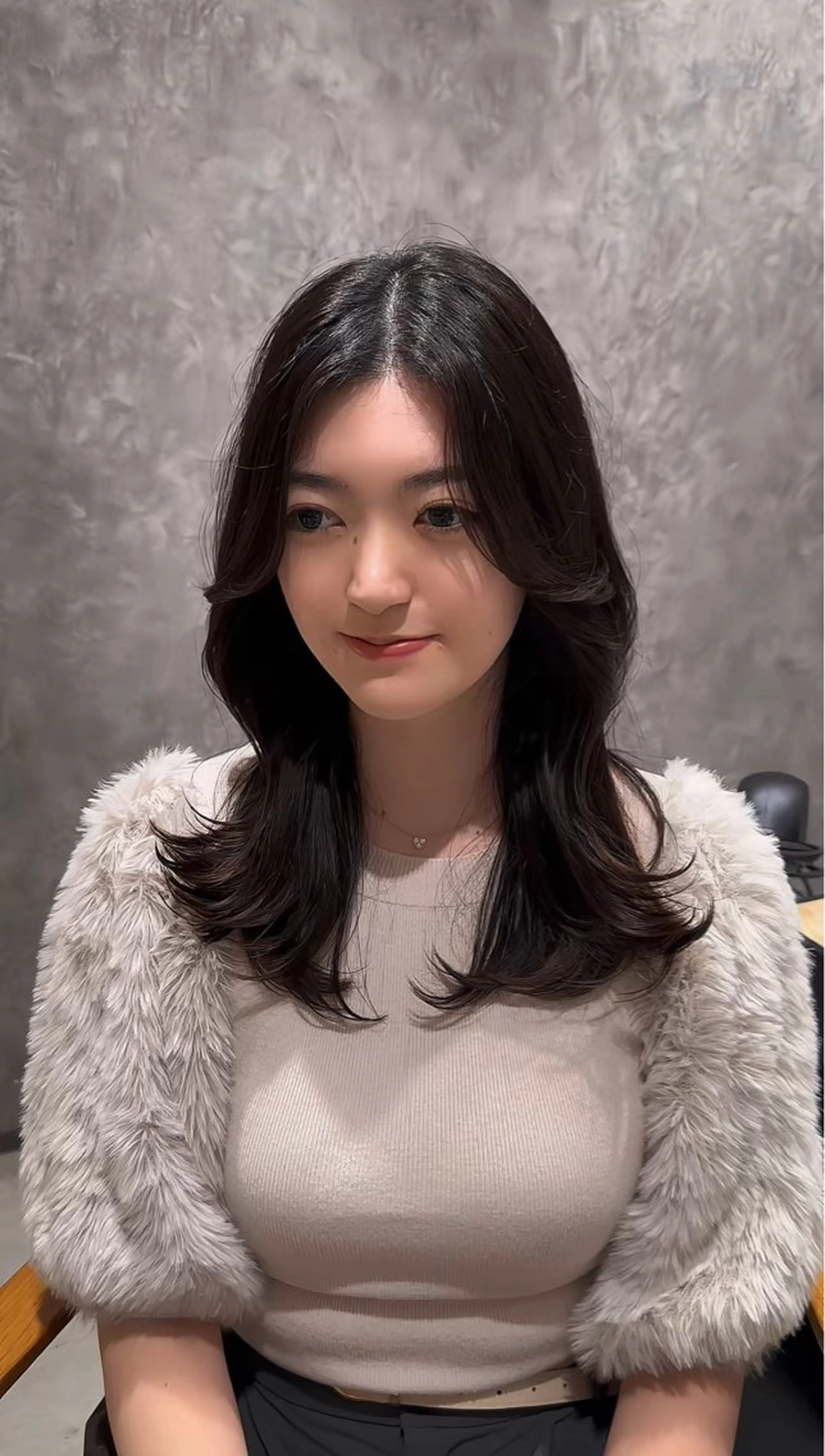 セミロング 韓国レイヤーカット 透明感カラー冨田那樹のヘアスタイル