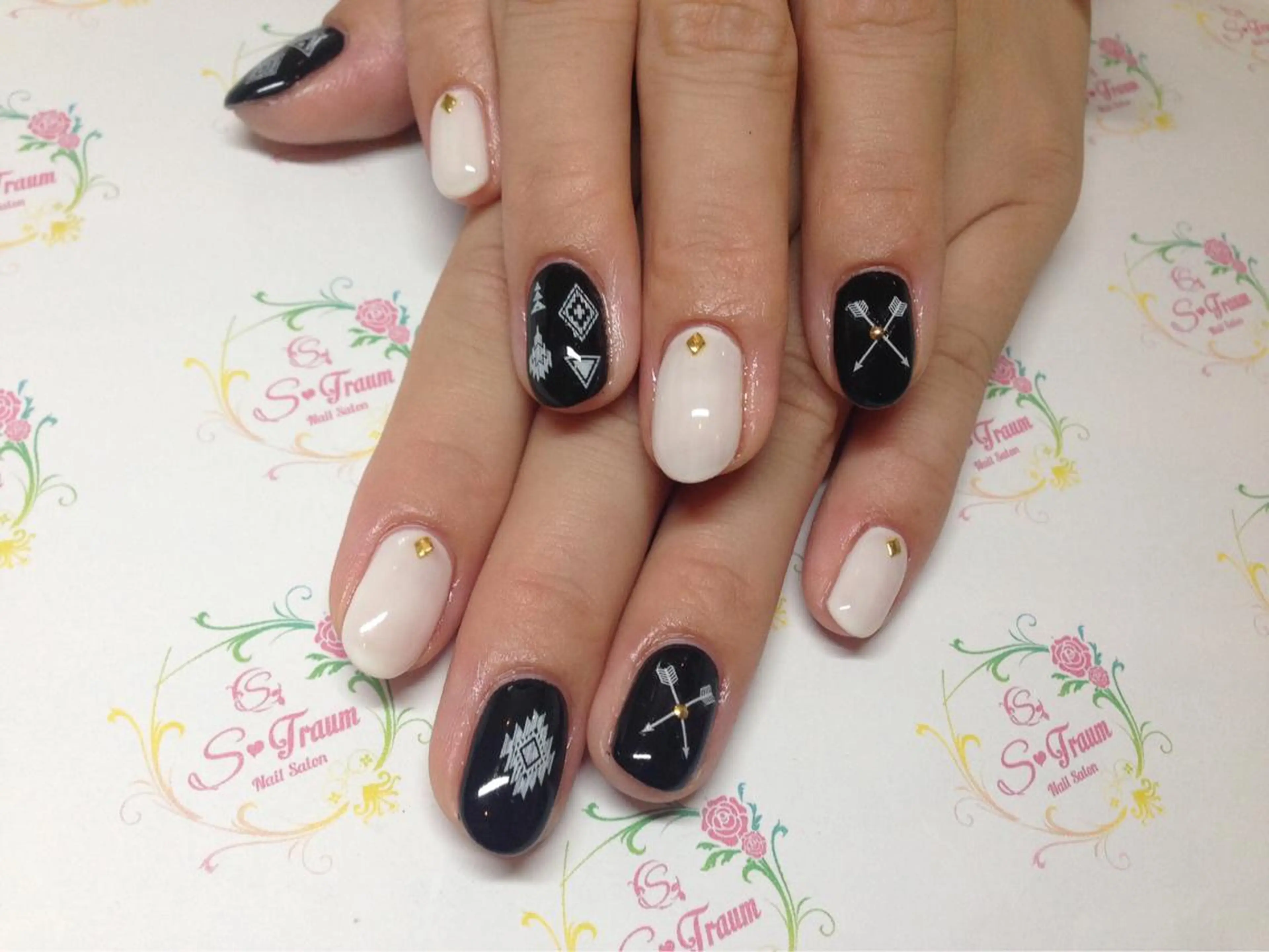 ネイル ホワイト Nail Salon S-Traumのネイルデザイン