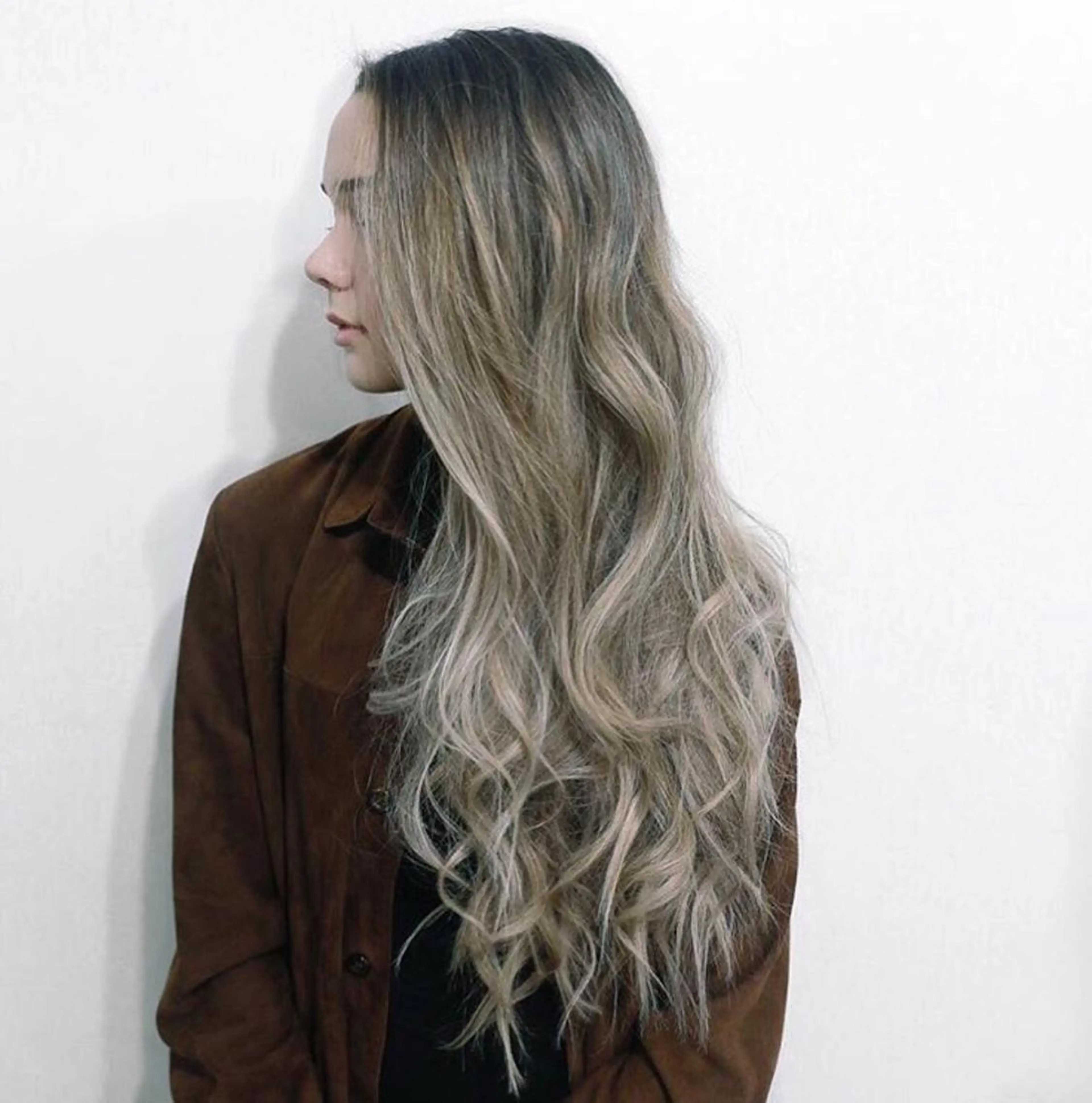 セミロング カラー ヘアアレンジ バレイヤージュ ブリーチ グラデーションカラー グレージュ カーキグレージュ ヘアカラー トリートメント ケア剤オタク×海外 ヘア長谷川裕起のヘアスタイル