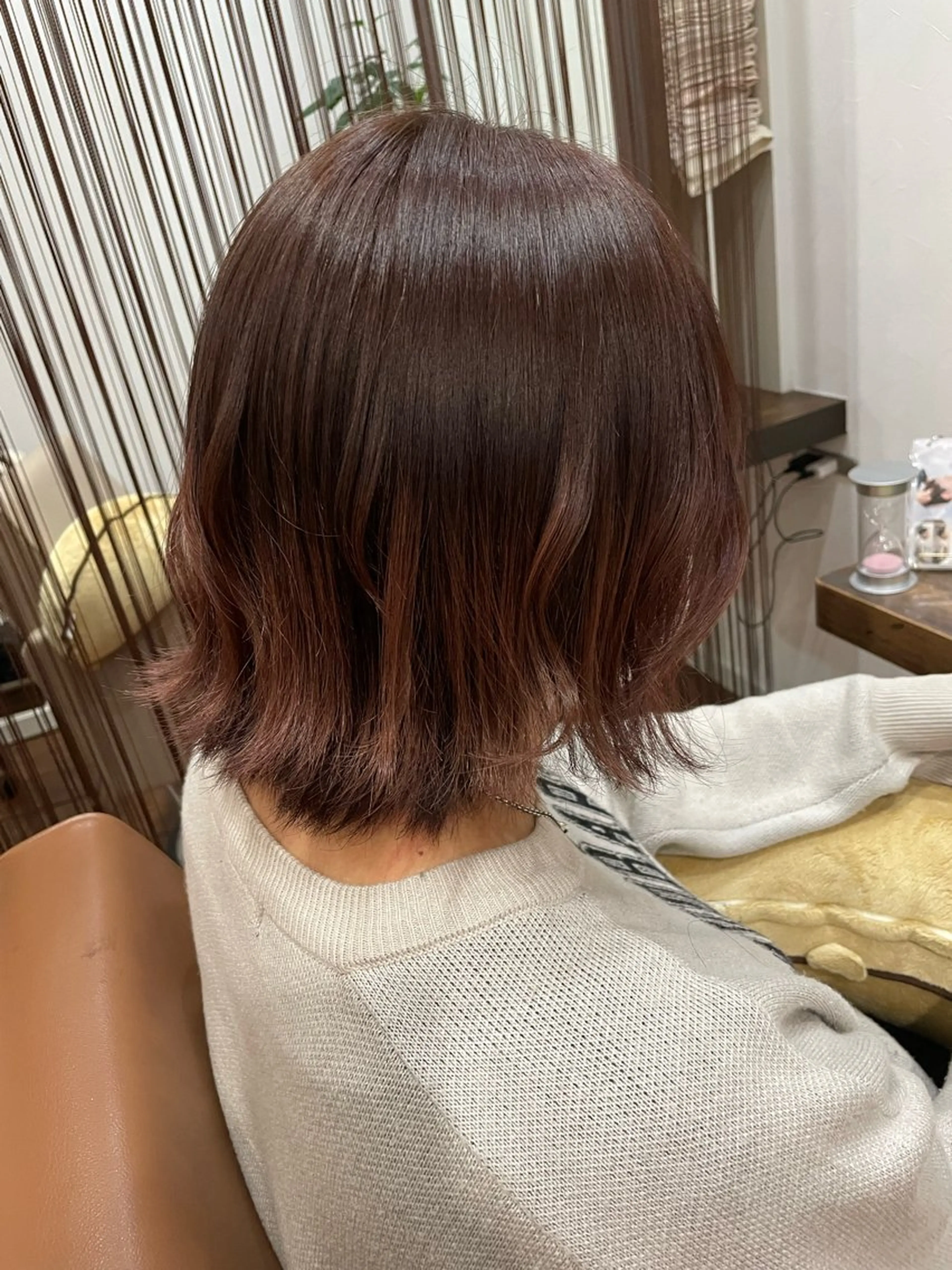 ミディアム ピンクブラウン 外ハネヘア 伊藤 舞実のヘアスタイル