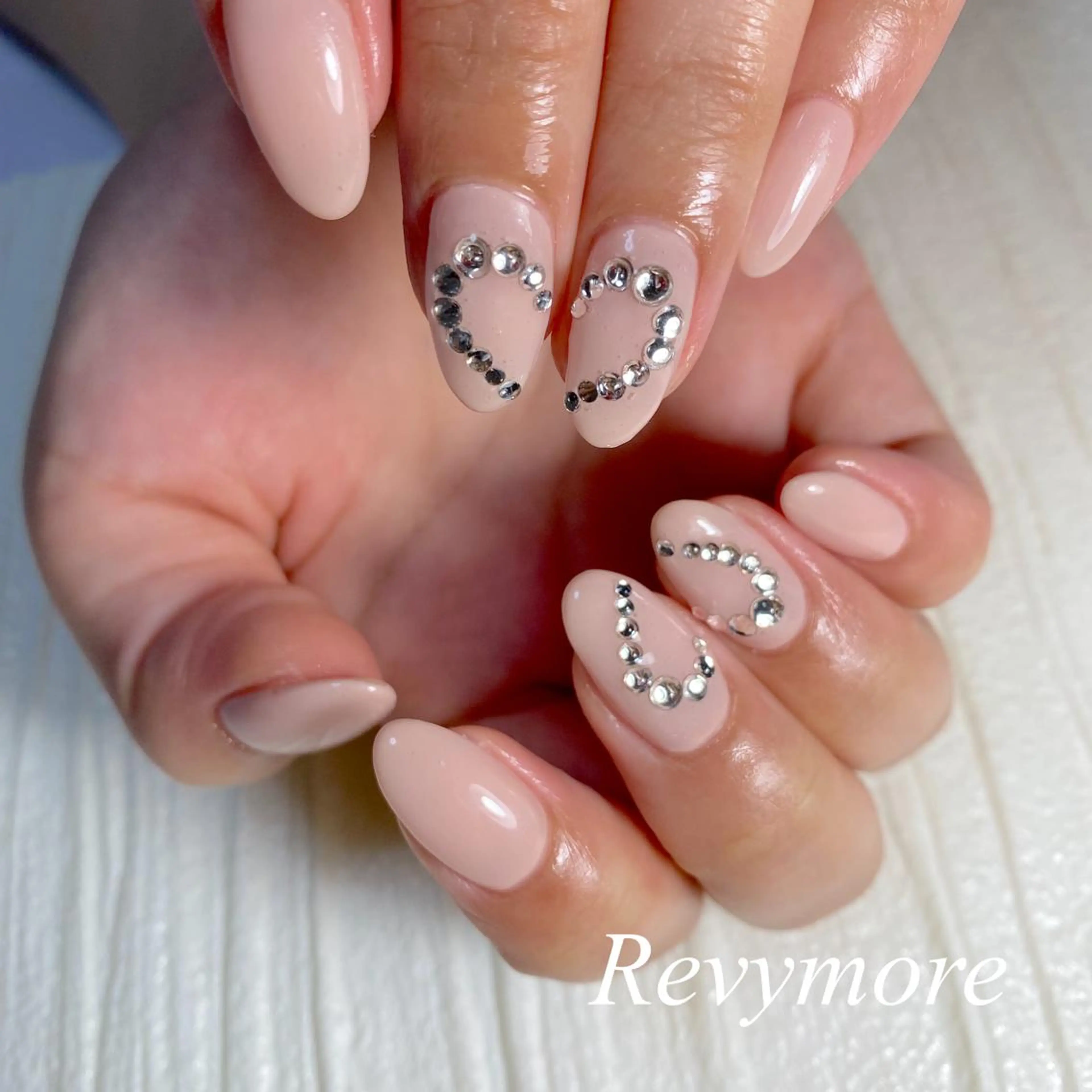 ミディアム ネイル 韓国風ヘア ジェルネイル ハート キラキラネイル 韓国ネイル nail salon Revymoreのネイルデザイン