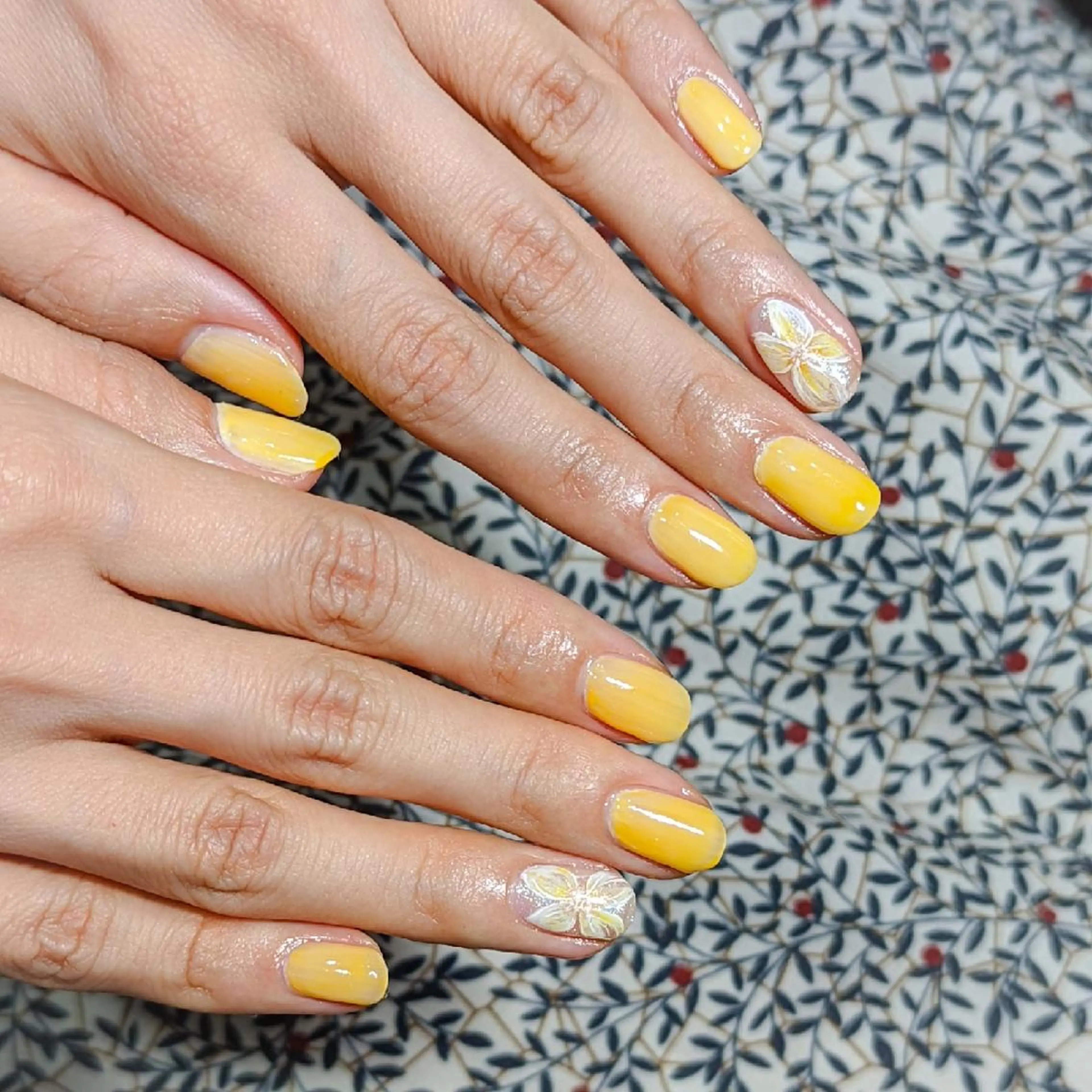 ネイル 黄色 ナリタ・ マミのネイルデザイン
