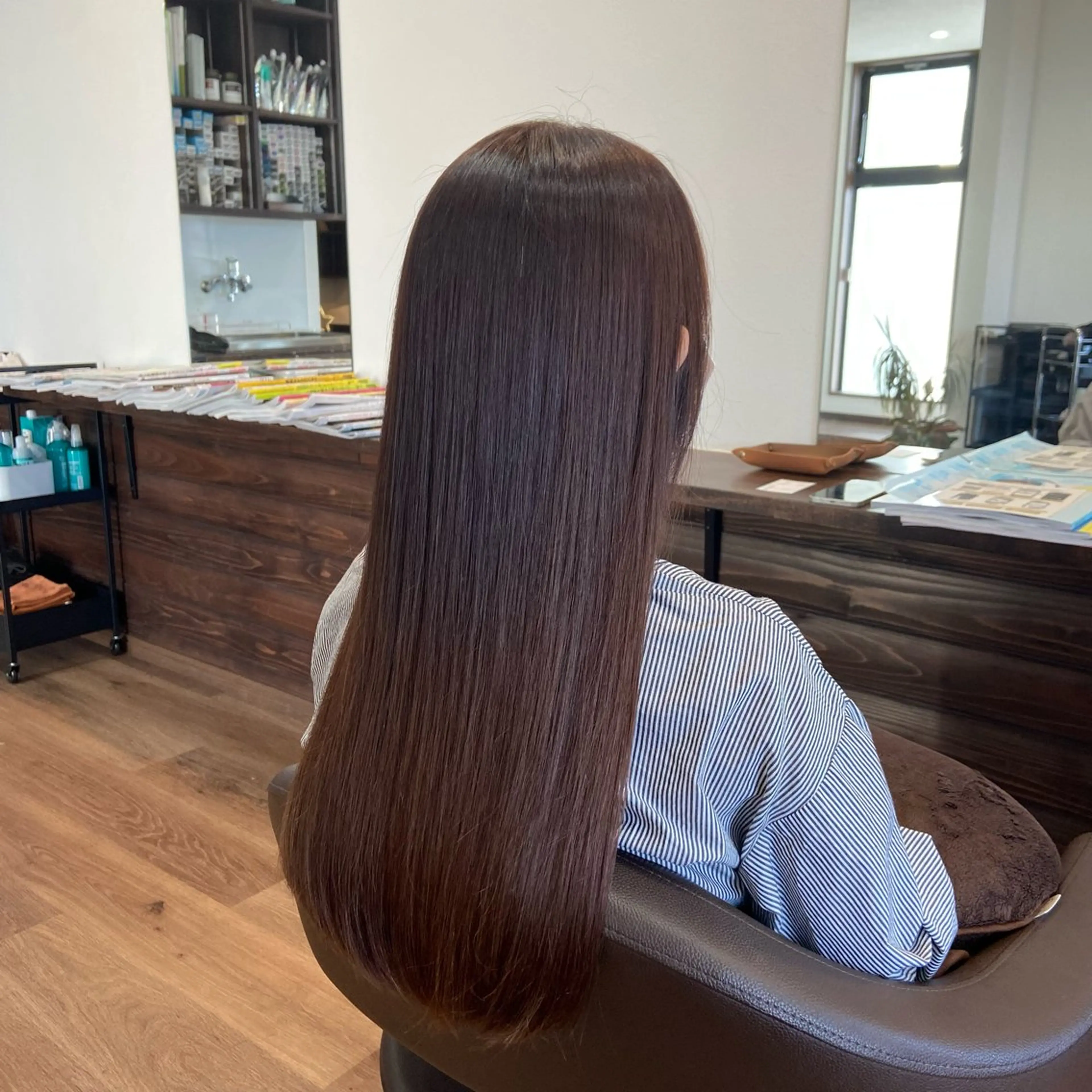 ロング ピンクブラウン 岩﨑 智穂のヘアスタイル