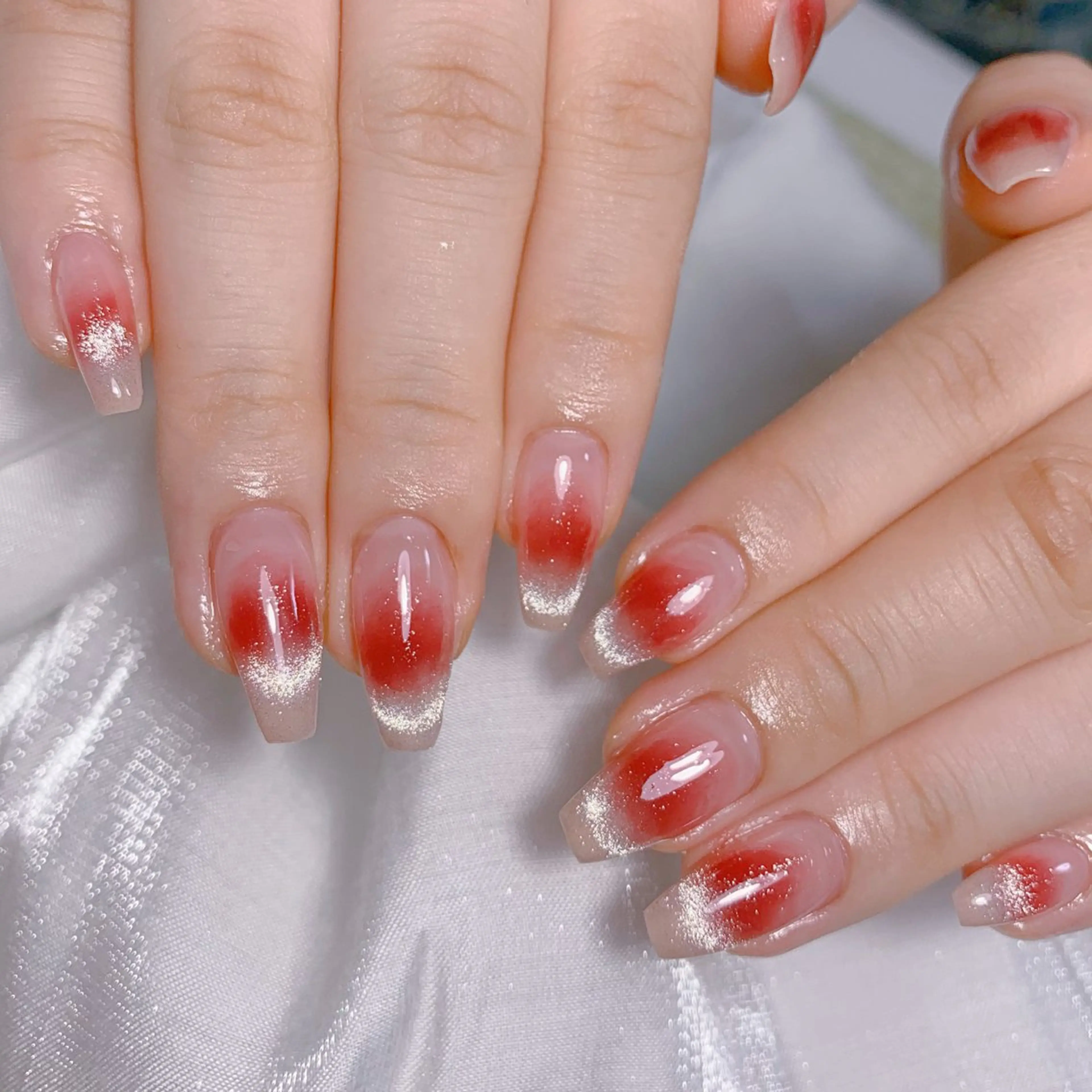 ネイル ブルー チークネイル フレンチネイル ハート ホログラムネイル ハンドネイル インフィニティ ネイルサロンのネイルデザイン