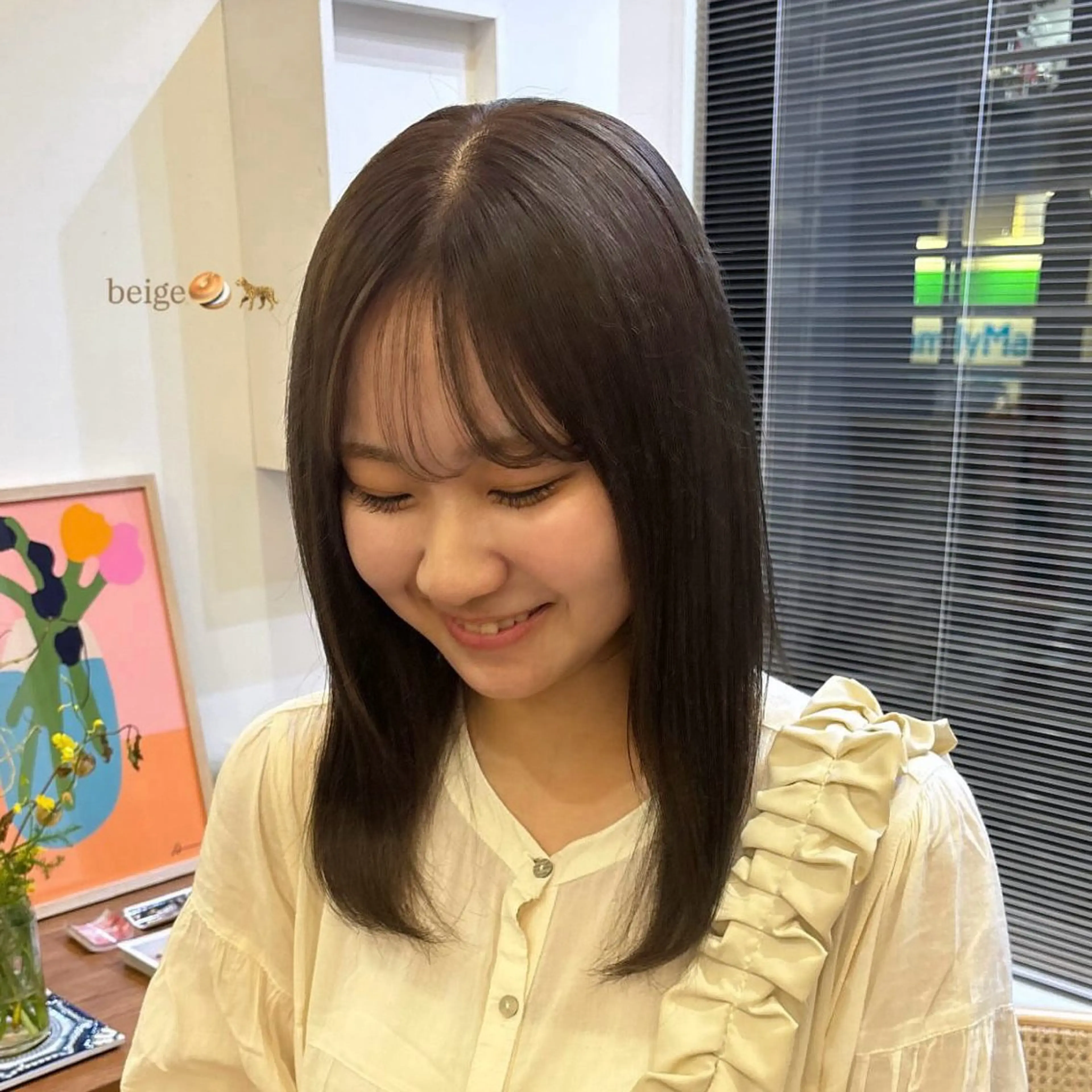 ミディアム カミヤマ シオリのヘアスタイル