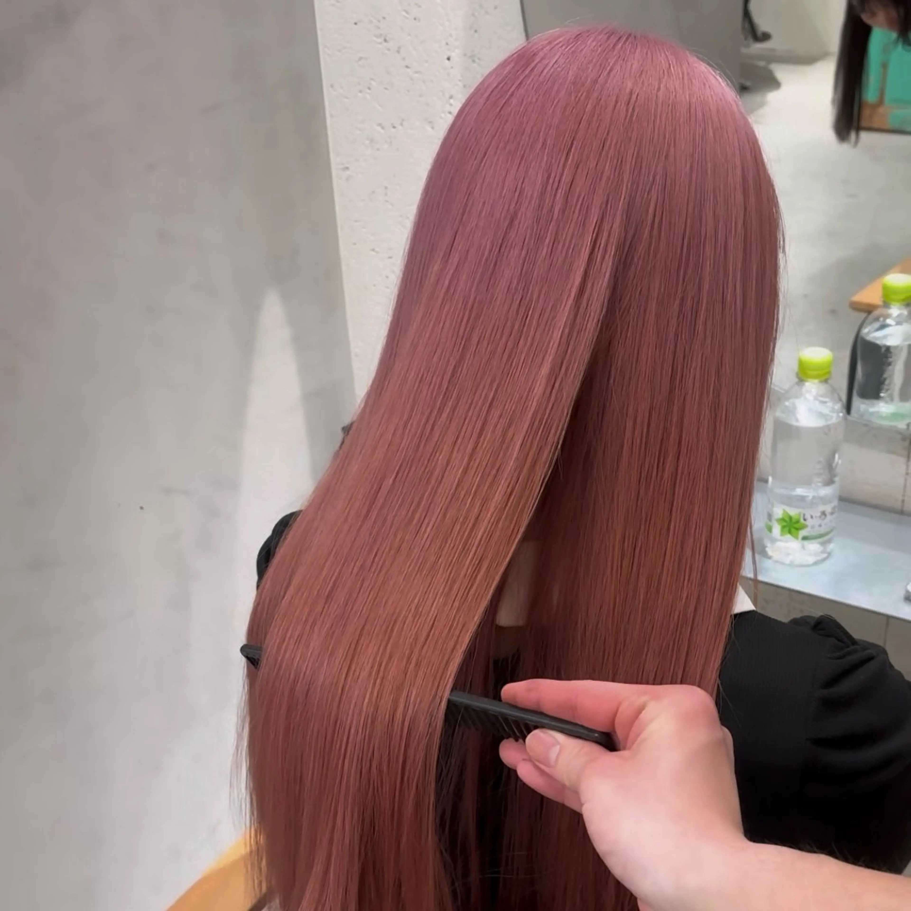 ロング カラー ブリーチ ケアブリーチ ピンクカラー オカベ ショウマのヘアスタイル