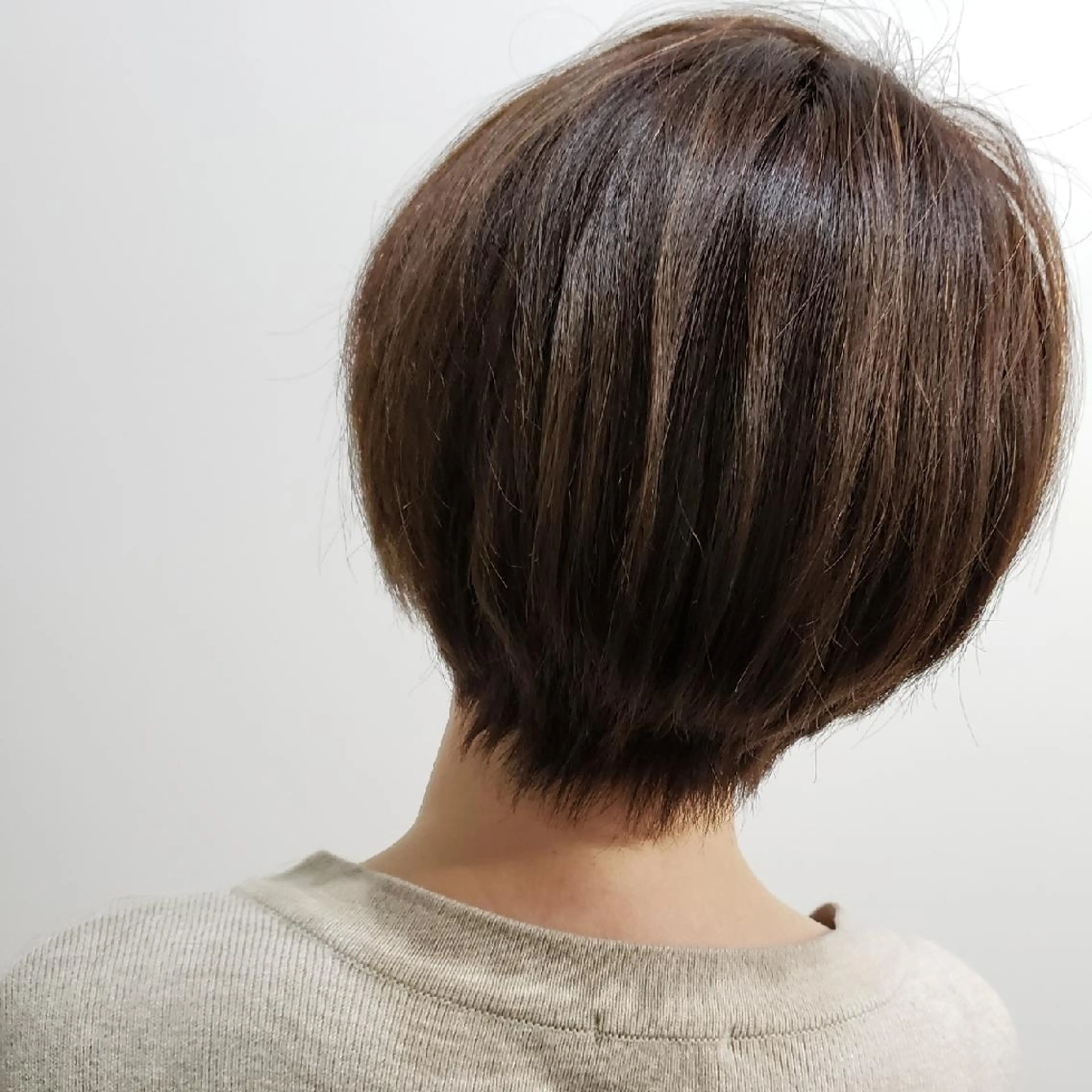 ショート カラー 饒平名 知也のヘアスタイル