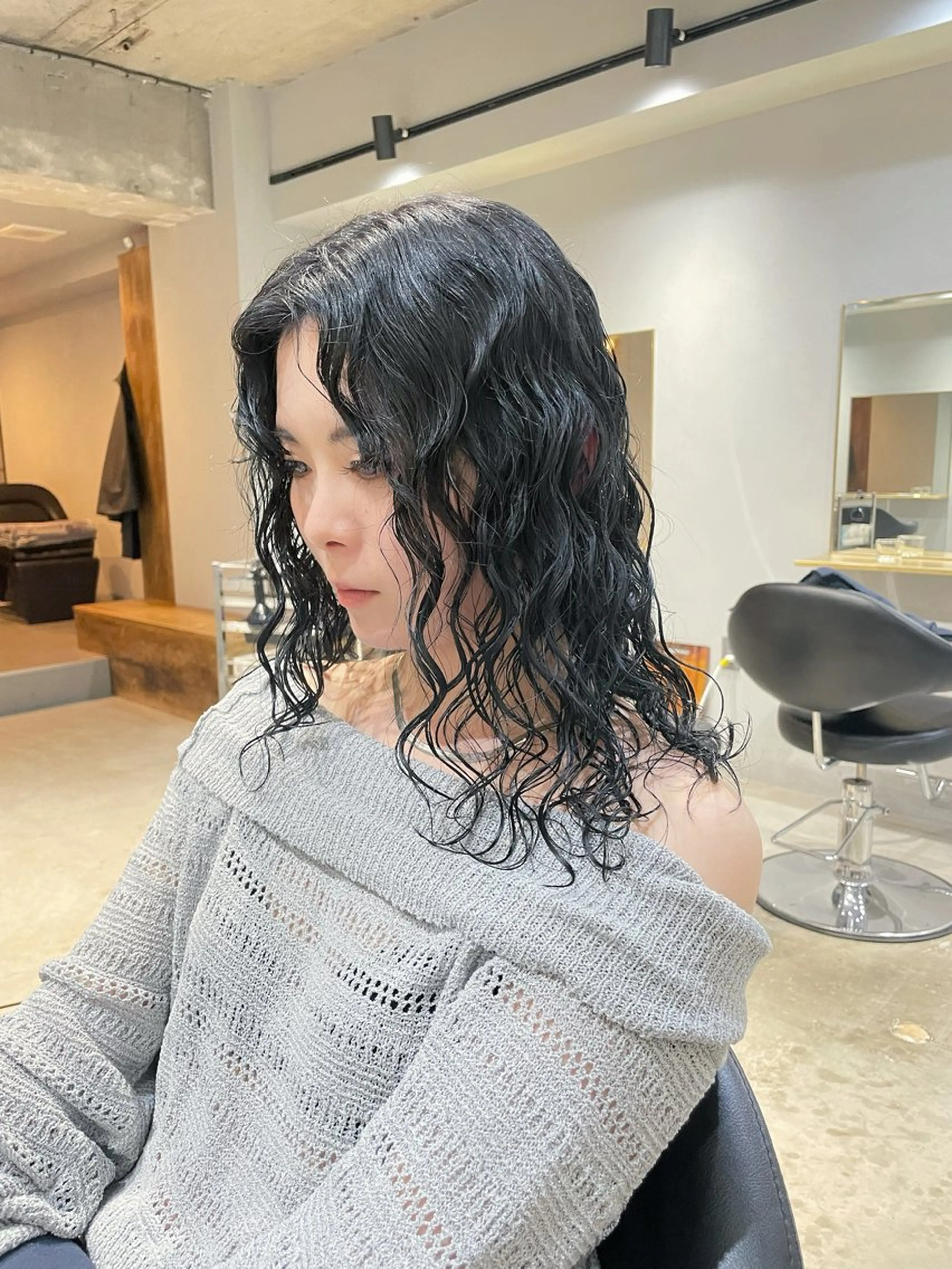 ミディアム カラー パーマ ミディアムパーマ 黒髪 ブルーカラー ブルーブラック カット ヘアカラー パーマ トリートメント 【表参道】Ruri デジタルパーマのヘアスタイル