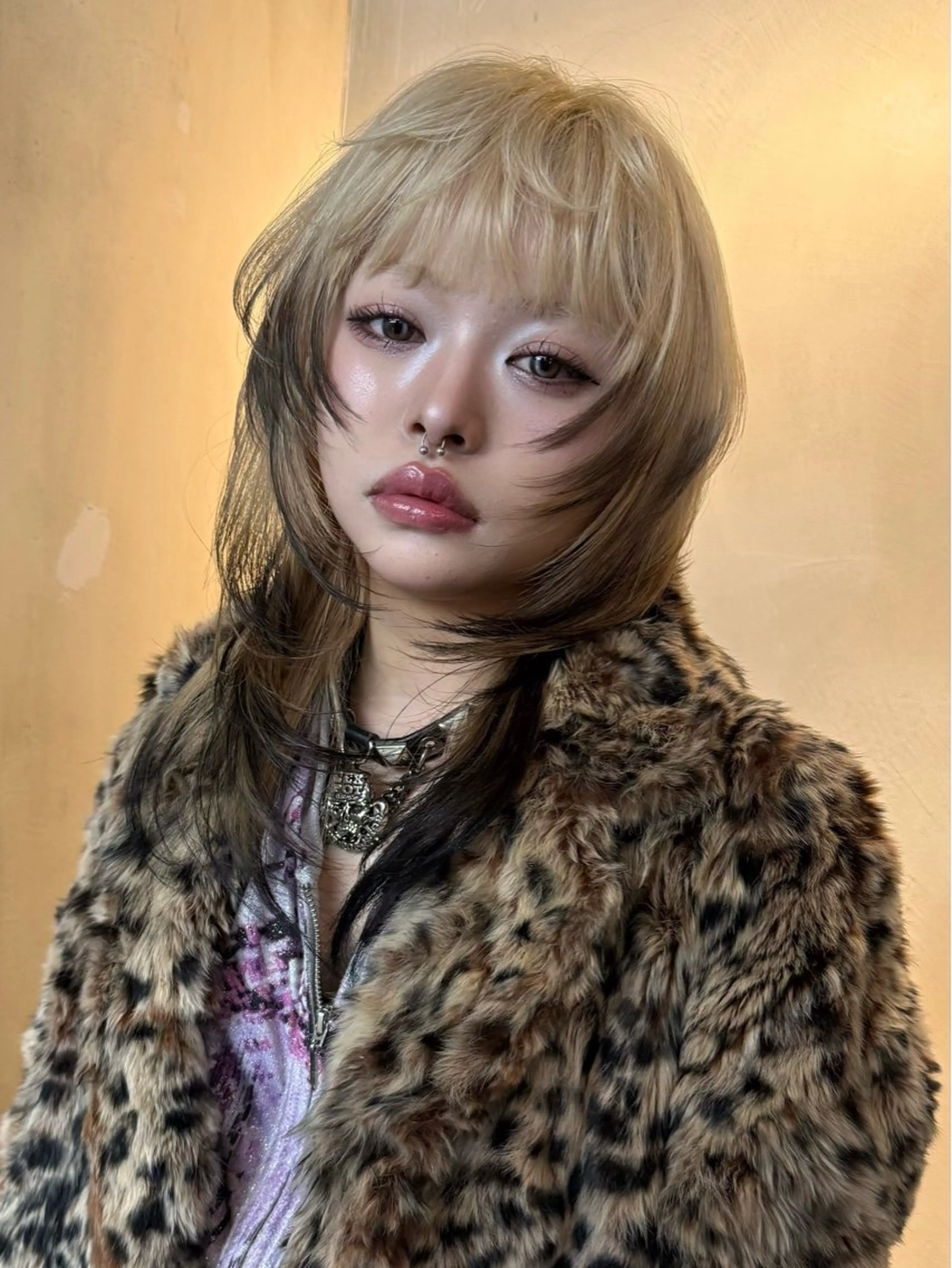 セミロング カラー イツク ⚡️ ルーツ/ハイトーンのヘアスタイル