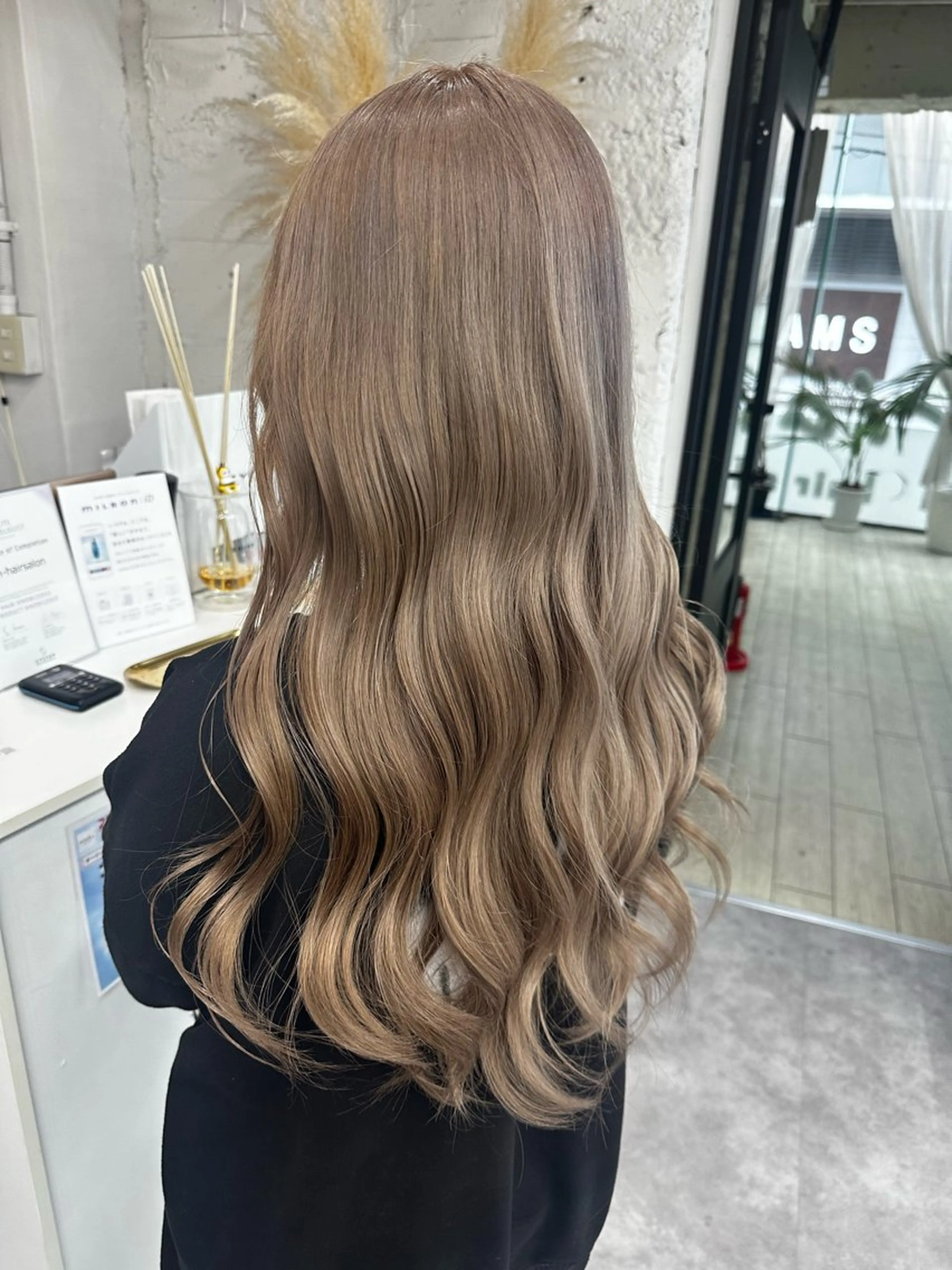 ロング riah  【リア】所属・瀧優華白髪ぼかし 大人レイヤー🩵のヘアスタイル