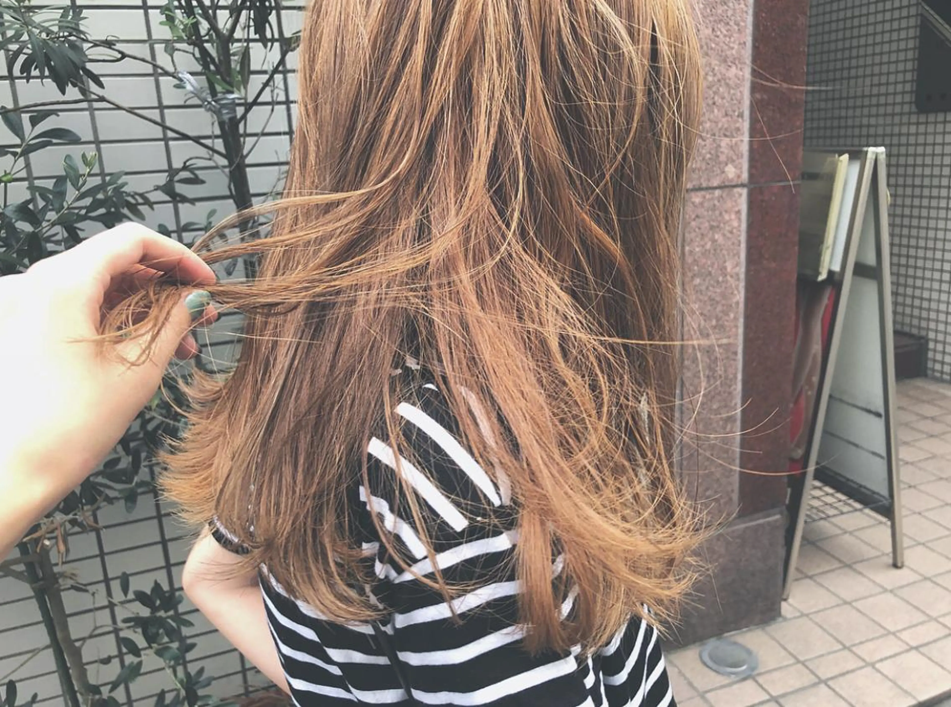 セミロング カラー 黒髪 ブリーチ 荒川 ひなの 新川崎のヘアスタイル