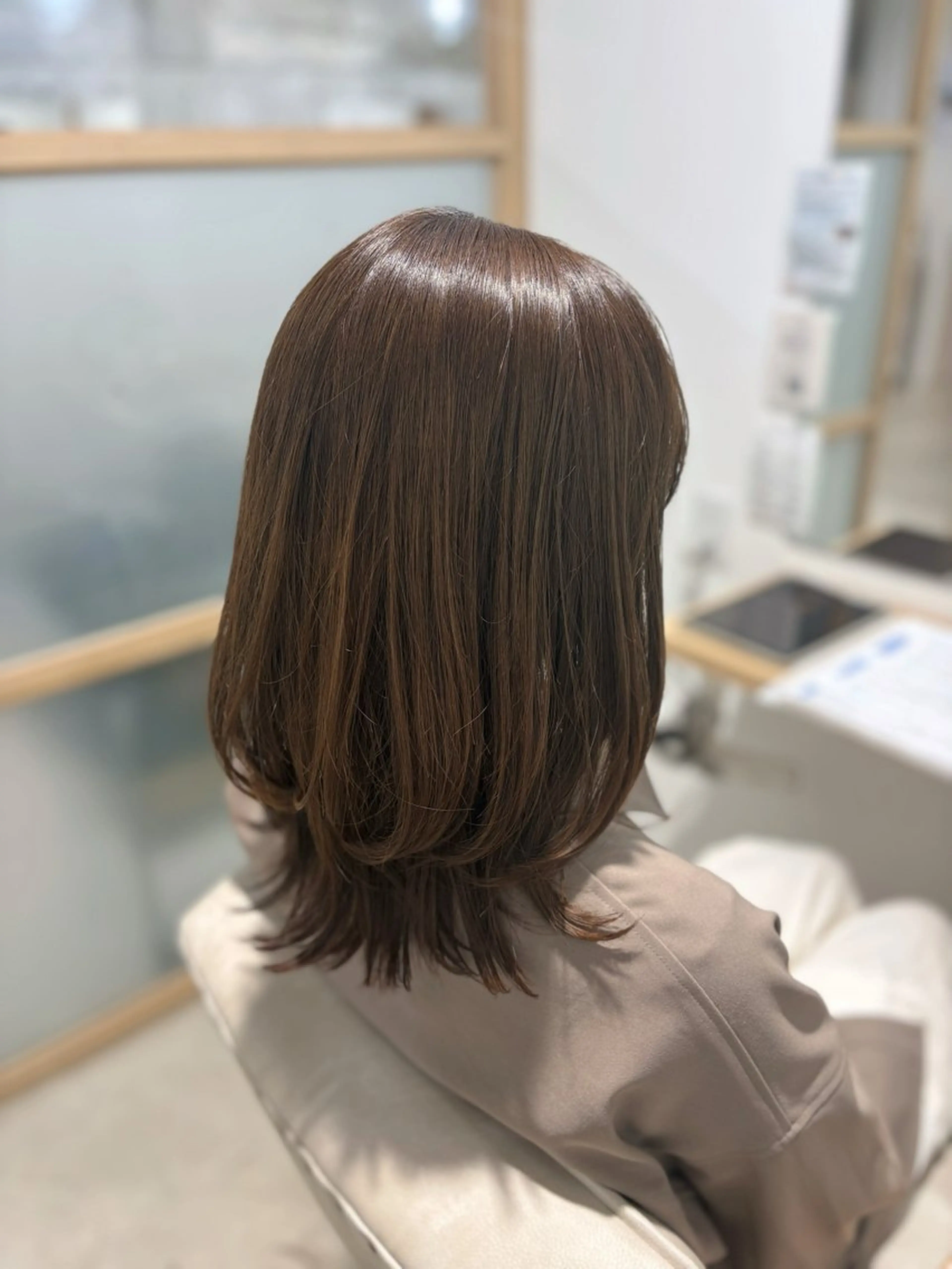 ミディアム カラー ベージュカラー 透明感カラー オリーブベージュ くびれヘア くびれレイヤー カット ヘアカラー 藤原仁美/レイヤー /透明感カラーのヘアスタイル