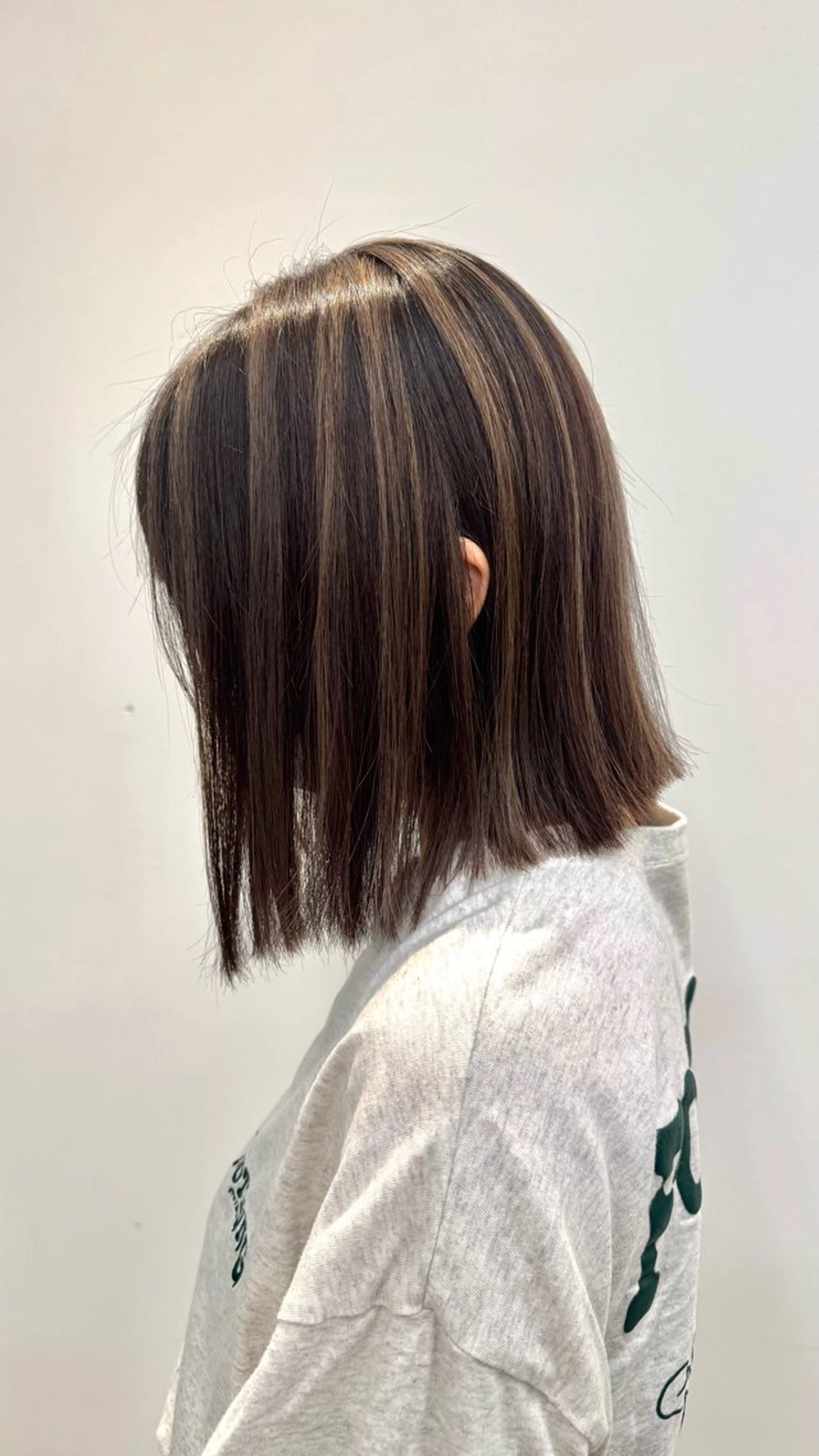 ミディアム カラー 切りっぱなしボブ ミディアムパーマ バレイヤージュ ベージュカラー ブリーチ ほの カラー特化/ ブリーチ/ボブのヘアスタイル