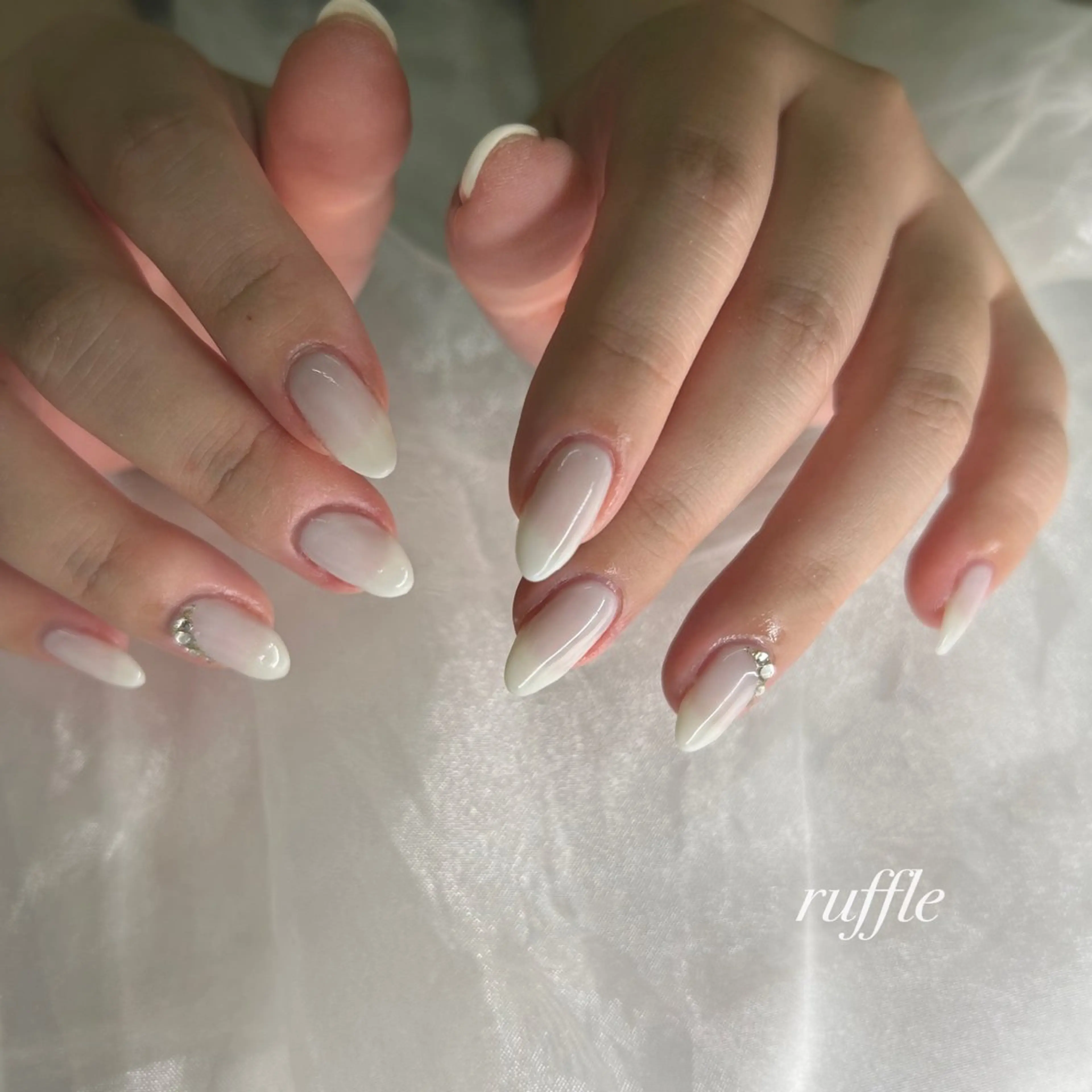 ネイル ゴールド ラメ(グリッター) ストーンネイル ホワイト ruffle Asukaのネイルデザイン