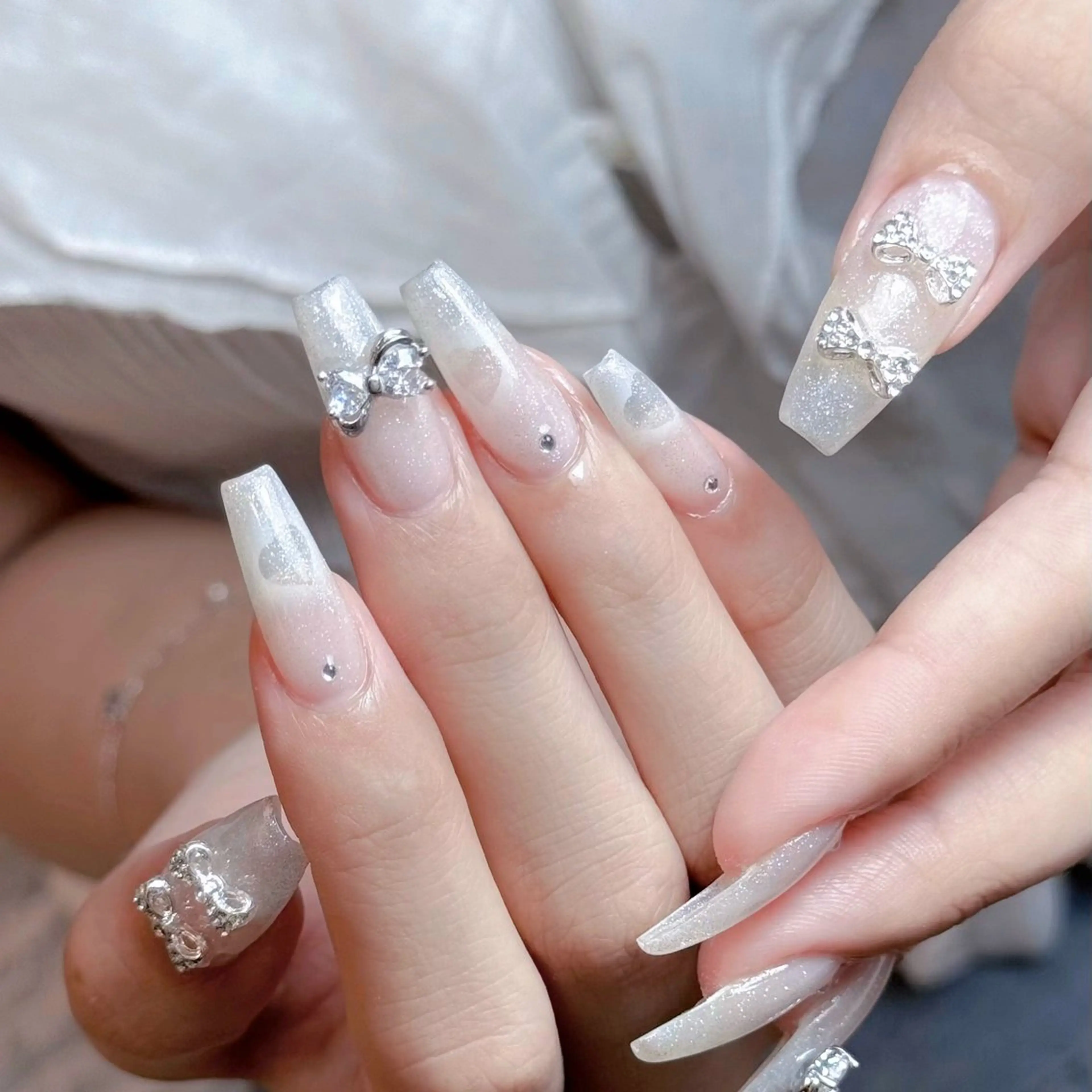 ネイル ガーリー キラキラネイル 韓国ネイル リボン ワンホンネイル nailsalon ChuColaのネイルデザイン