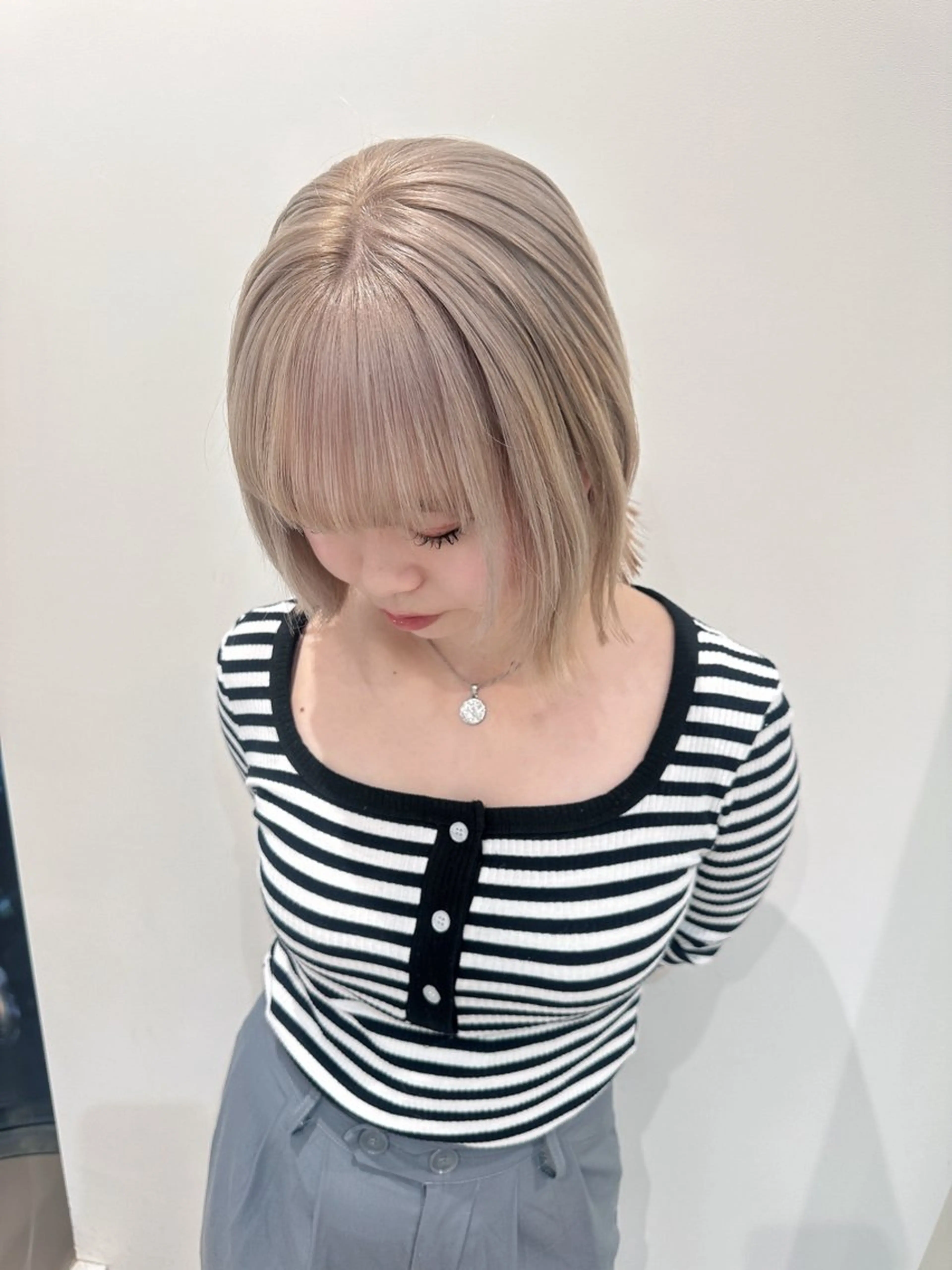 ショート カラー ブリーチ ブロンド カット ヘアカラー 小顔レイヤー/ ベージュ🤍Rieのヘアスタイル