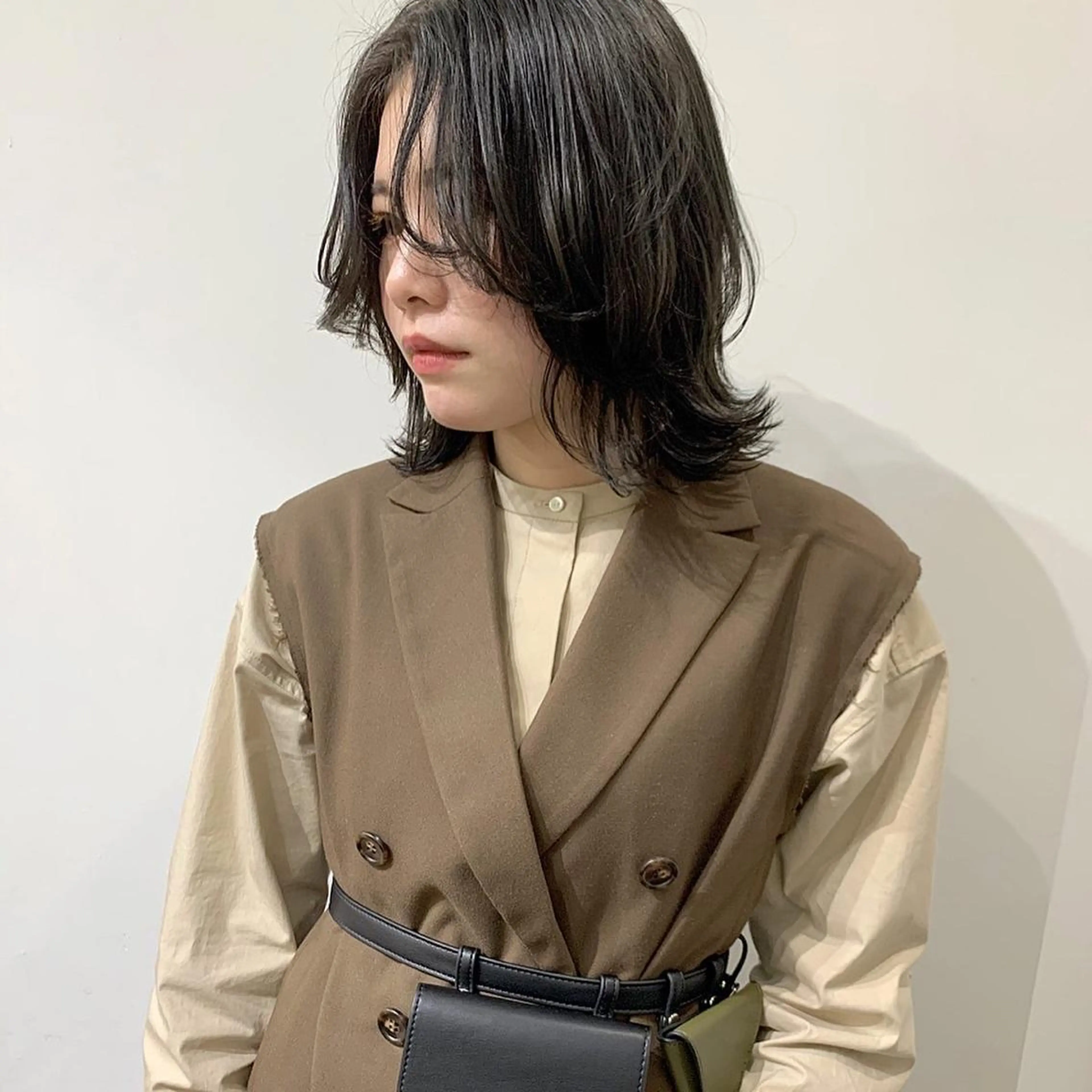 ミディアム カラー グレージュ カーキグレージュ ボブ ウルフカット ウルフボブ カット ヘアカラー トリートメント レイヤー/顔周り /AKARIのヘアスタイル