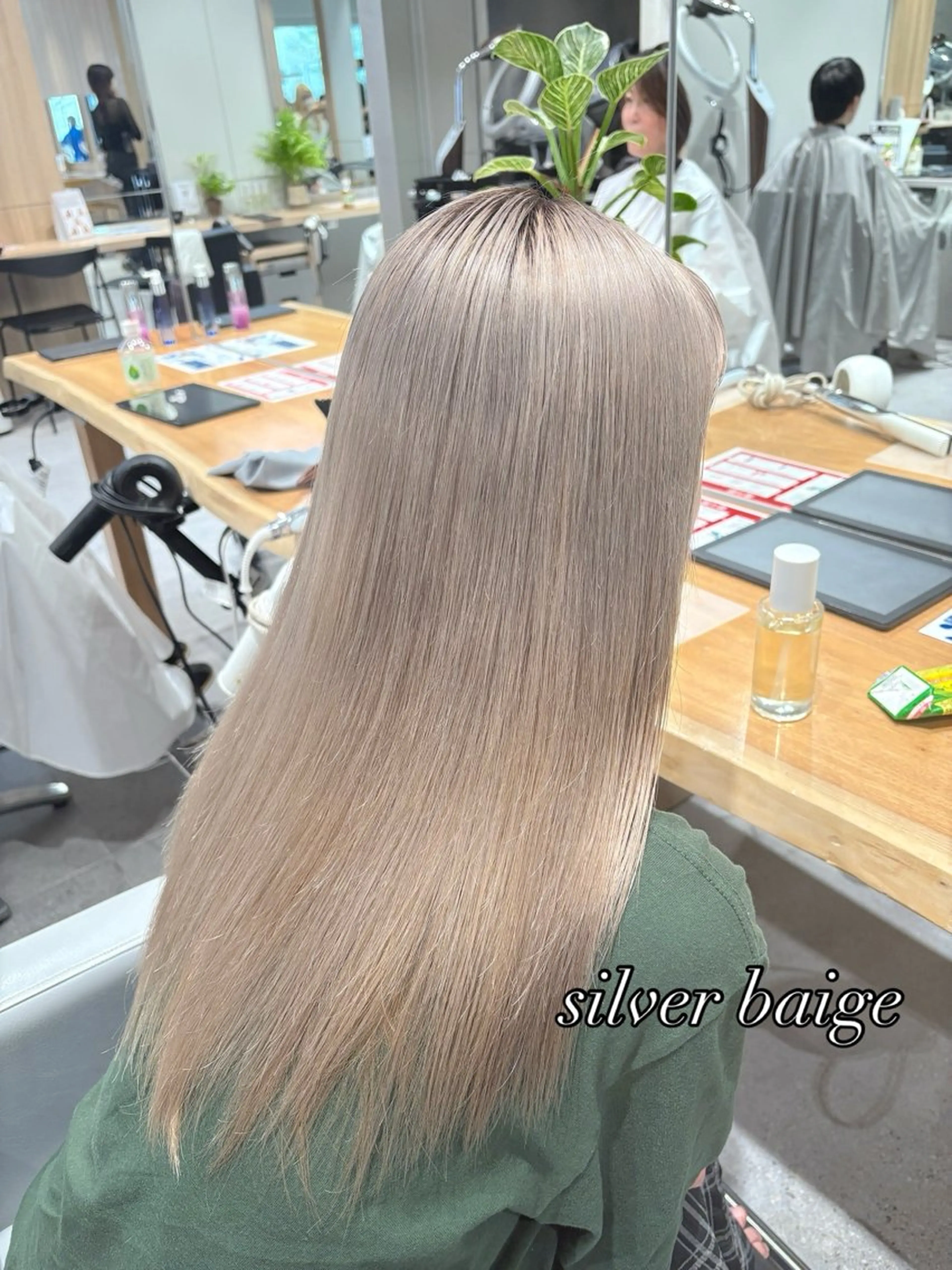 ロング カラー ベージュカラー ブリーチ ブロンド シルバー シルバーベージュ ハイトーンカラー/ ダブルカラー/EMIのヘアスタイル