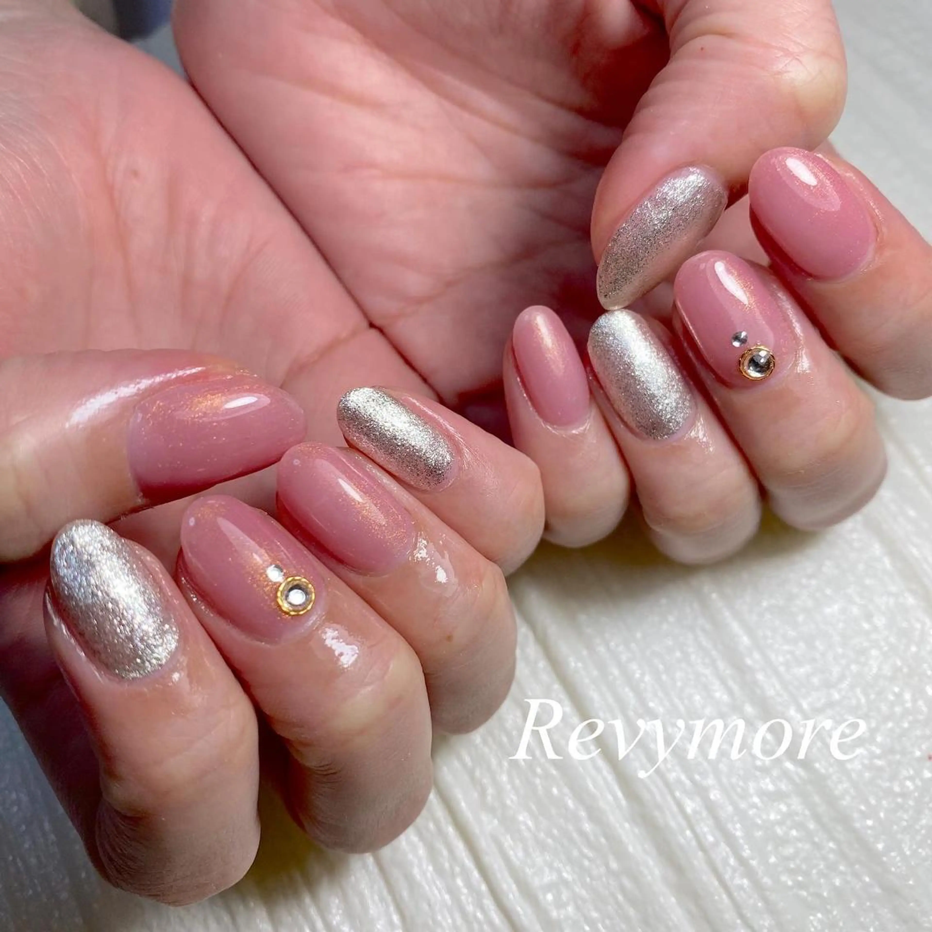 ミディアム ネイル 韓国風ヘア ジェルネイル キラキラネイル 韓国ネイル ラメ(グリッター) nail salon Revymoreのネイルデザイン