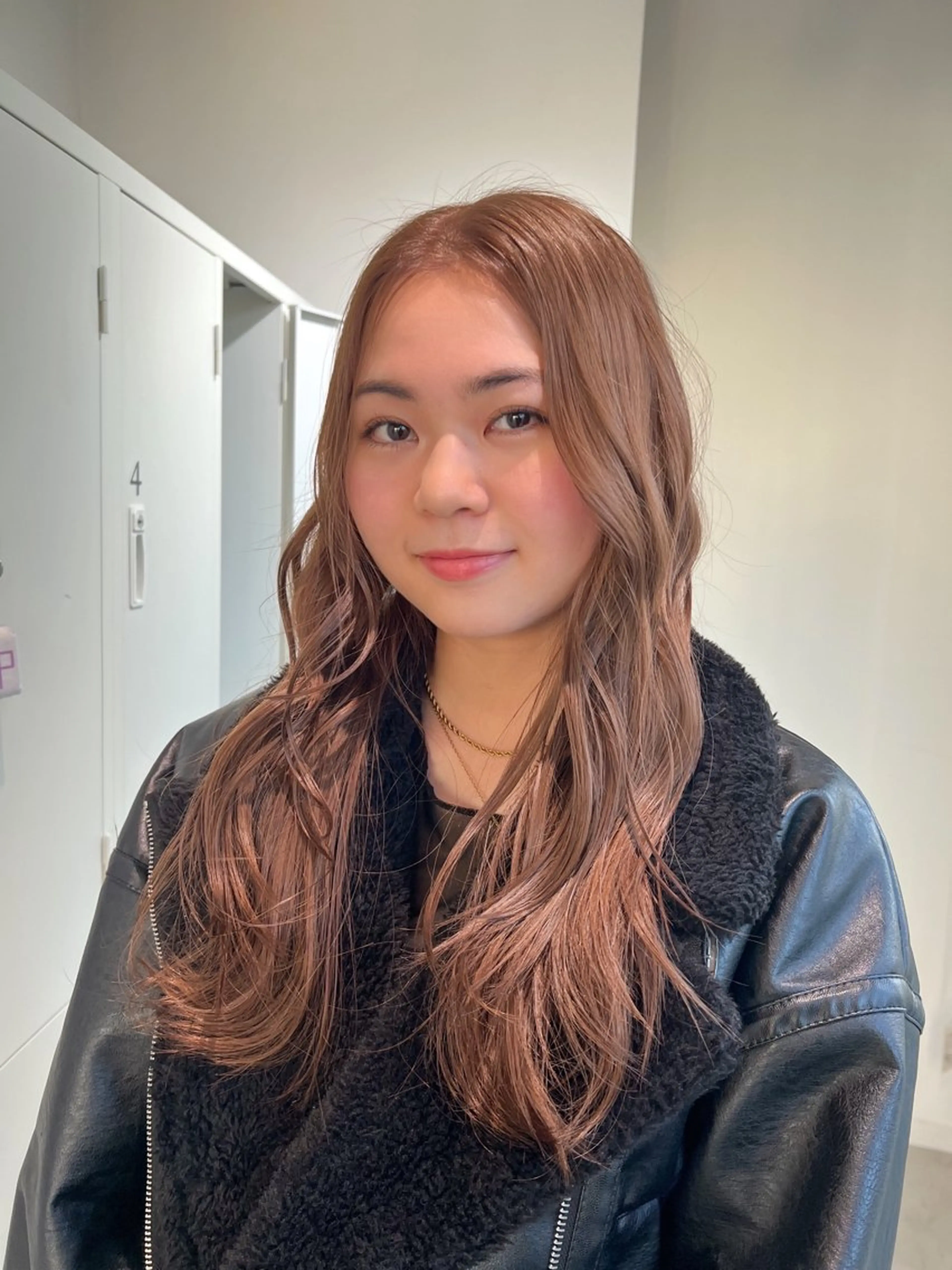 ロング カラー 艶ハイトーン🔆 ️️️安座間 希のヘアスタイル