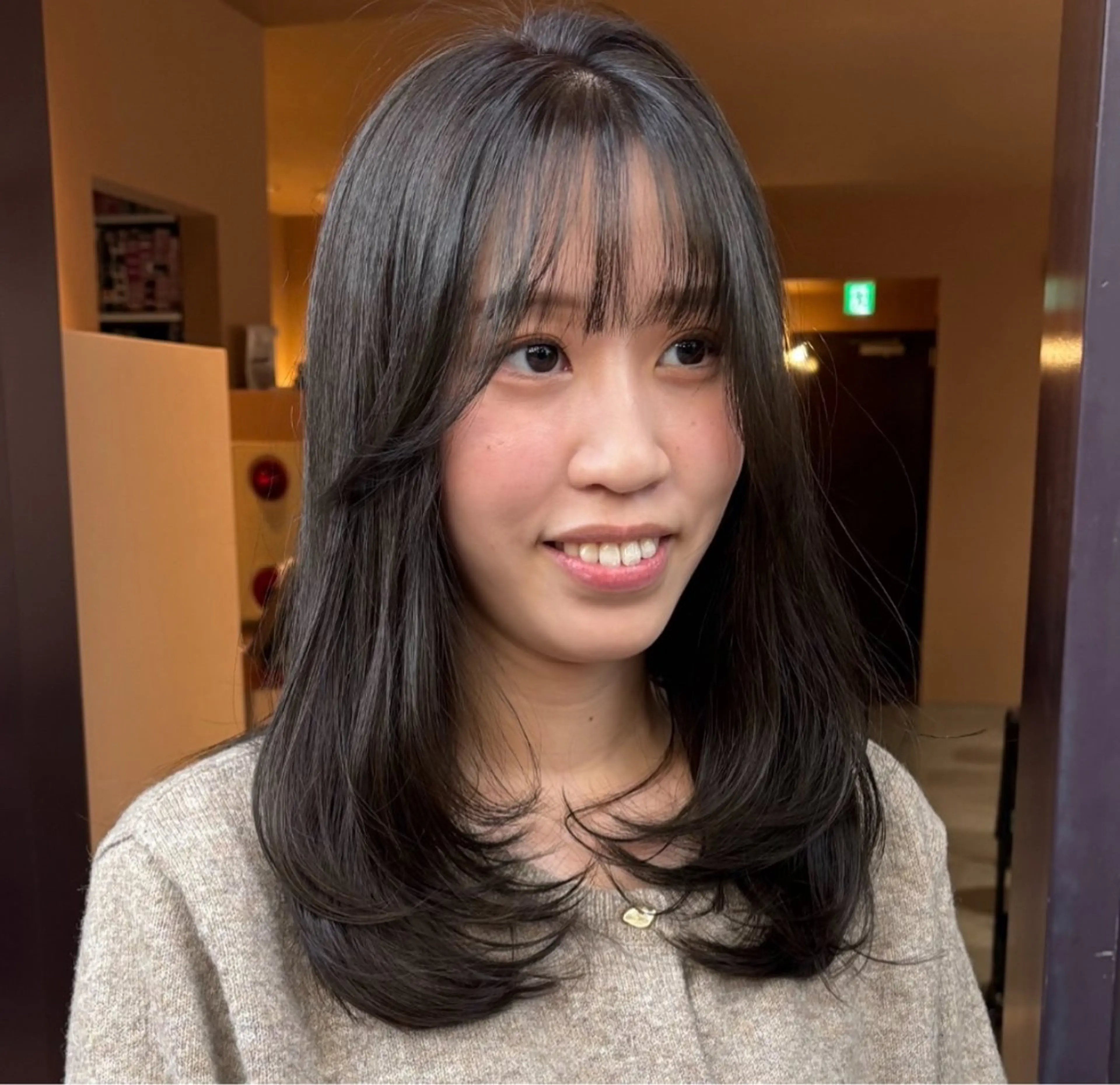 ミディアム カラー アディクシーカラー 透明感カラー グレージュ オリーブグレージュ オリーブグレー カット ヘアカラー トリートメント やまぐち もえかのヘアスタイル