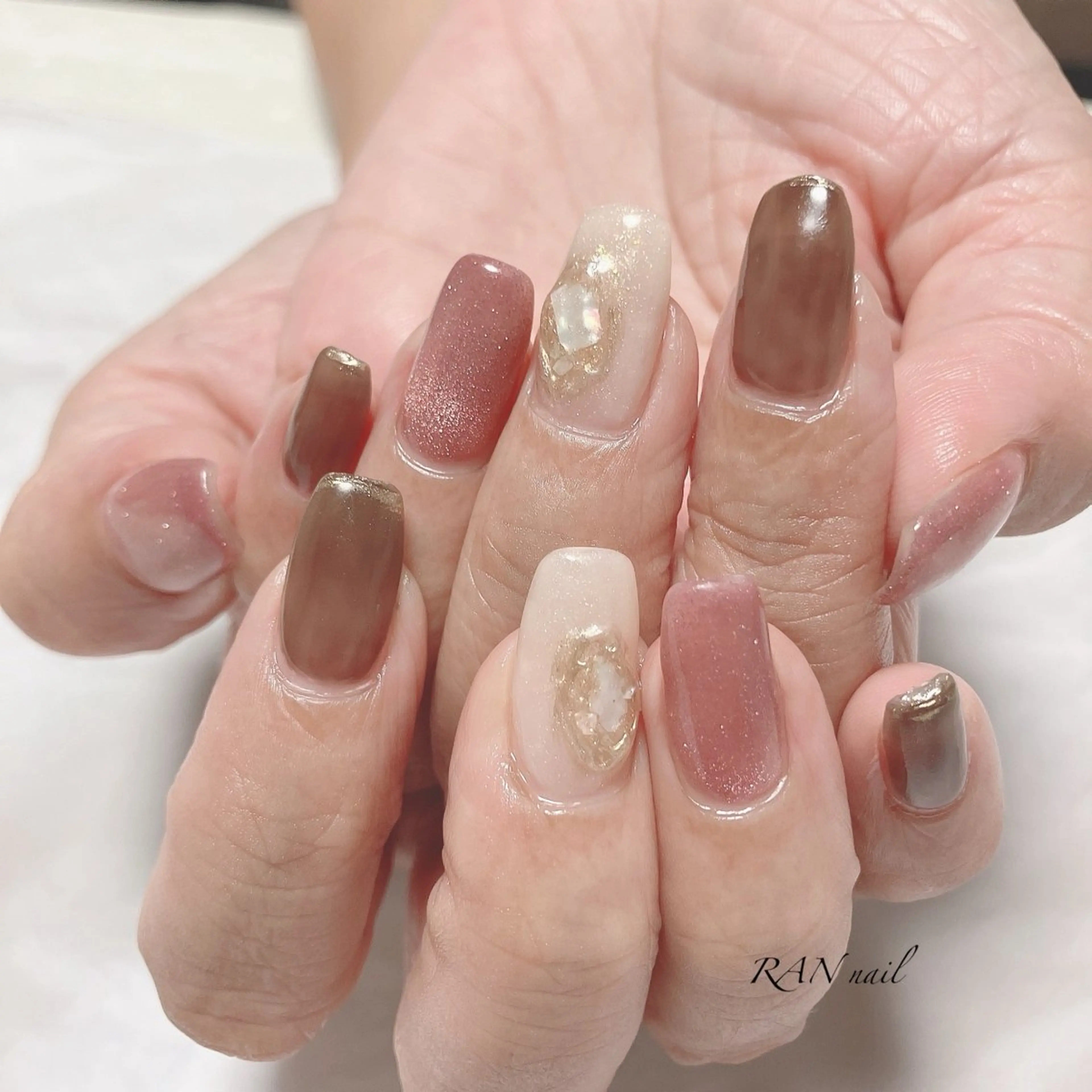 ネイル ブラウン フラッシュネイル ジェルネイル キラキラネイル マグネットネイル ハンドネイル フットネイル RAN nail 〜ランネイル〜所属・RAN nailのネイルデザイン