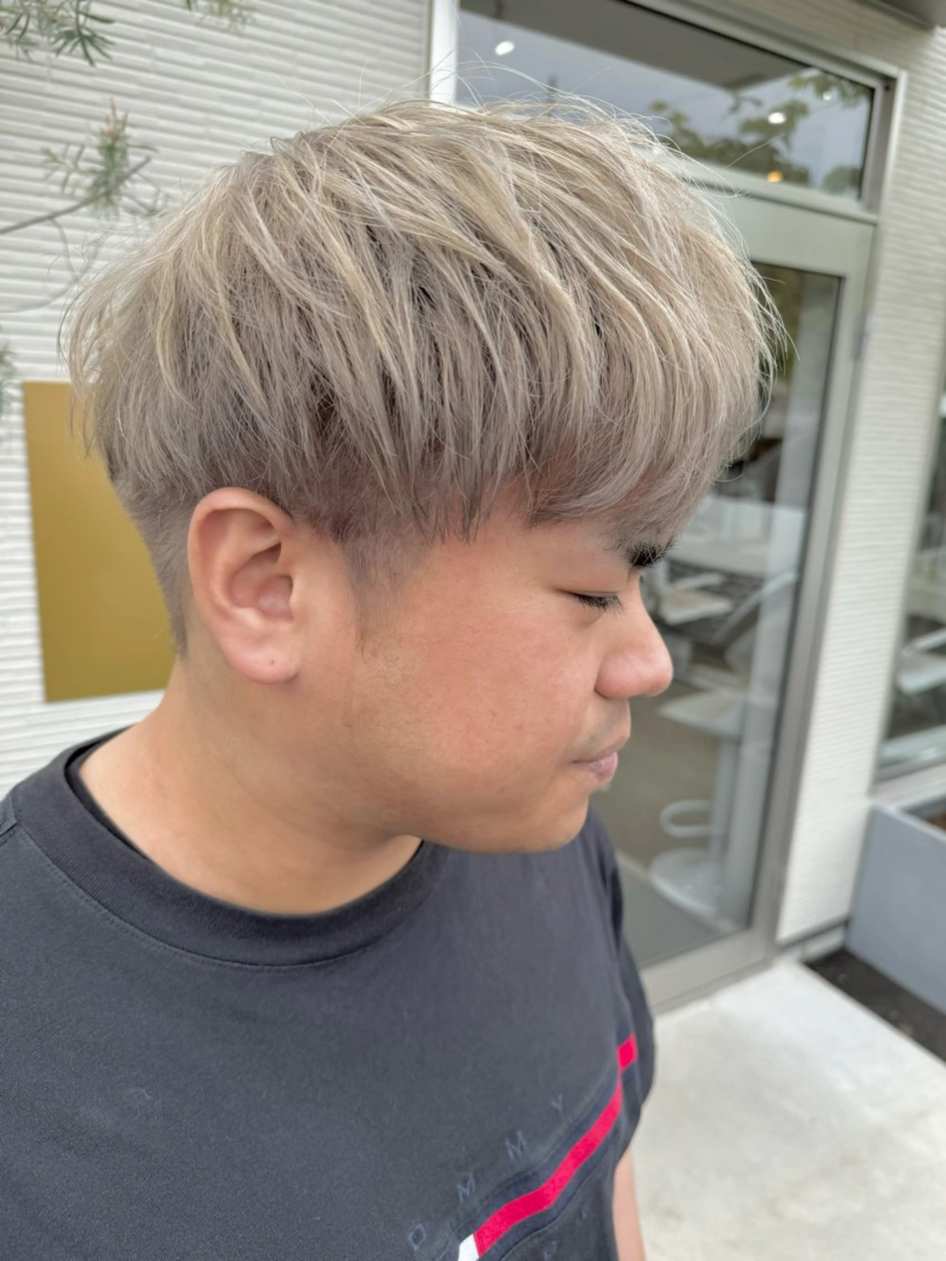 カラー メンズ メンズブリーチ メンズハイトーン マッシュ 刈り上げ ベージュカラー カット ヘアカラー 【un】 MANAのヘアスタイル