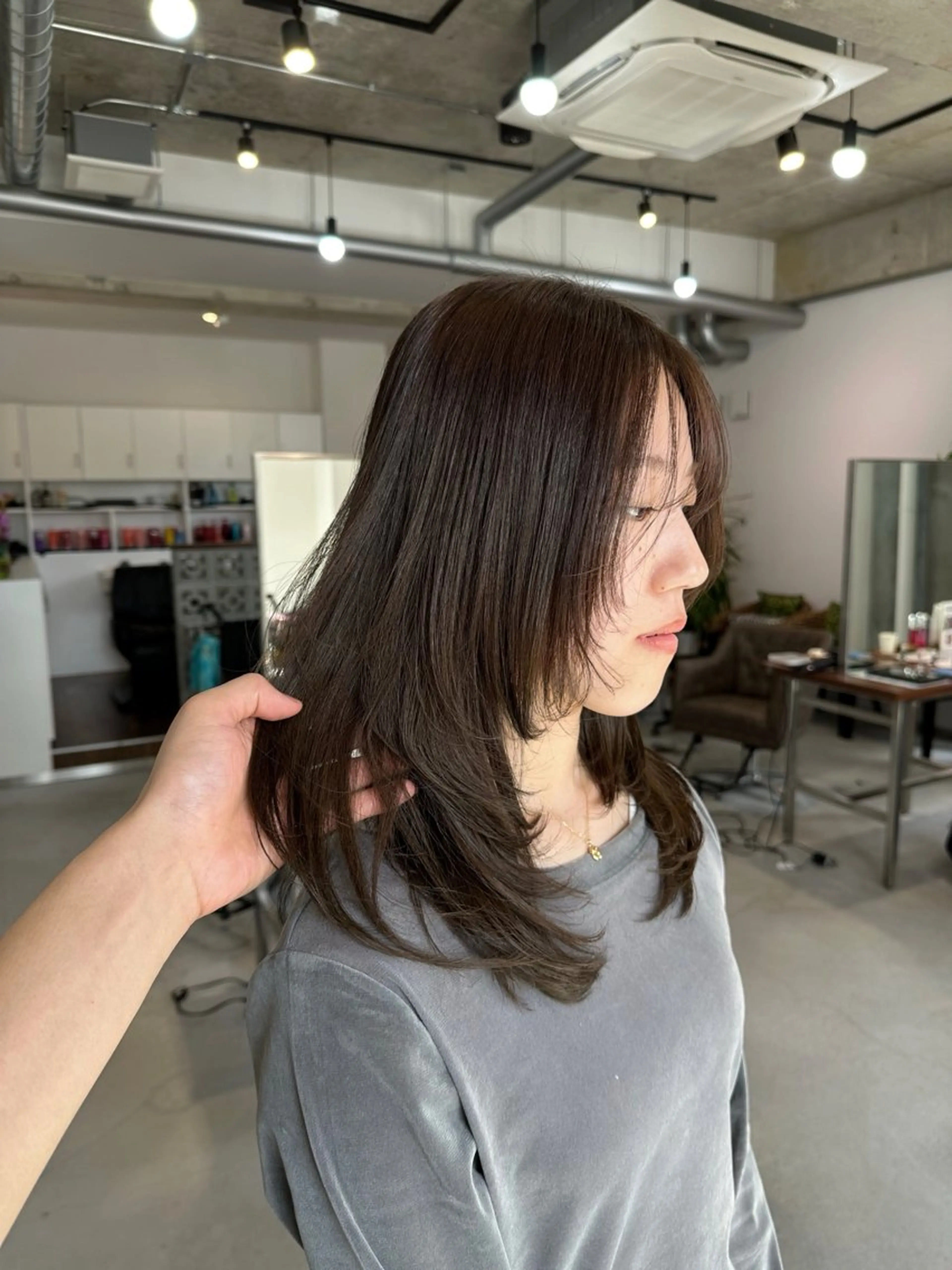 ミディアム カラー ベージュカラー オリーブベージュ 顔周りカット レイヤーカット カイリ /レイヤーカットのヘアスタイル