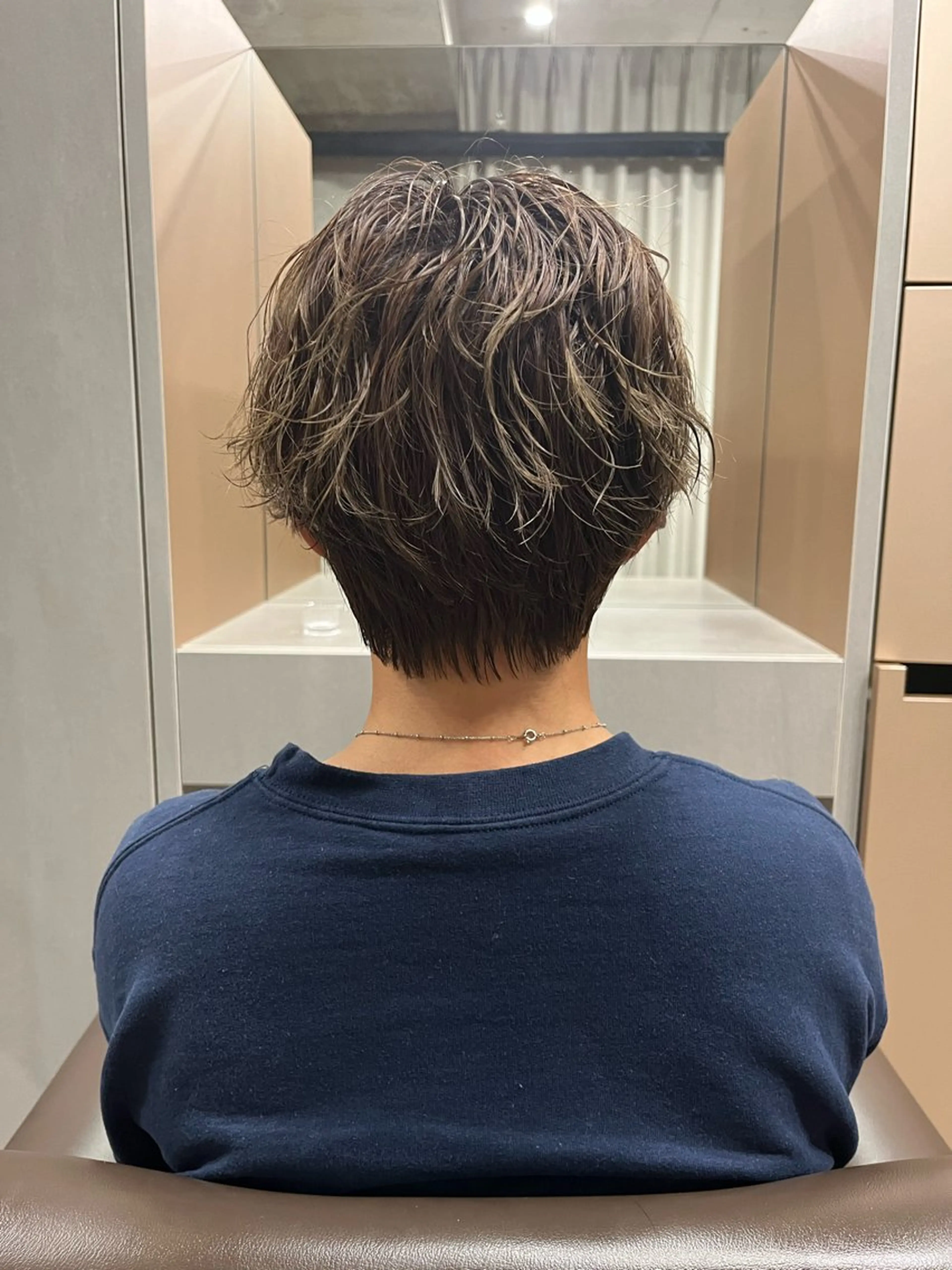 ショート パーマ 曲がる縮毛矯正 センターパートのヘアスタイル