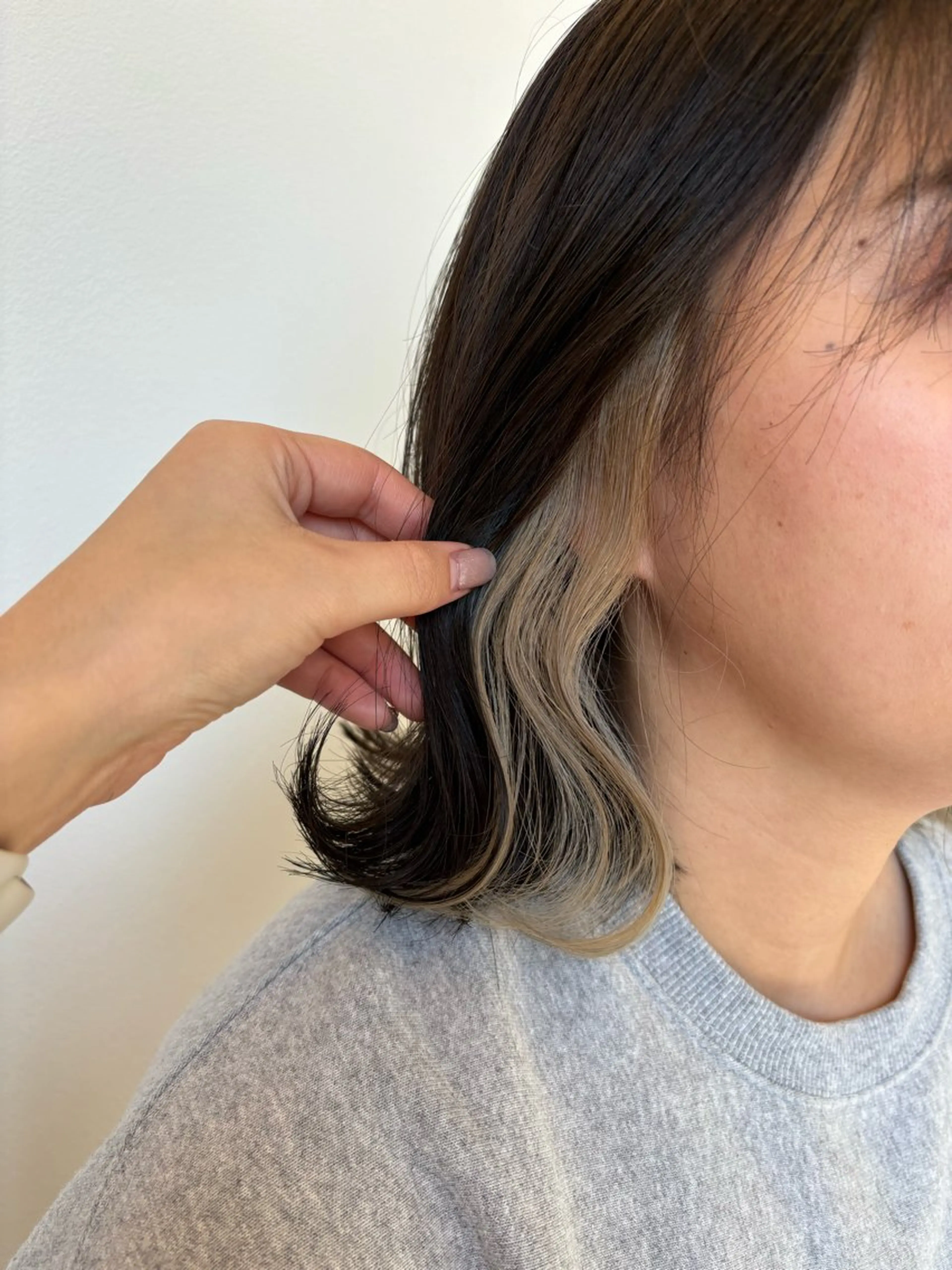 ミディアム カラー イヤリングカラー 安永識央里/大曽根/ カラーモデルのヘアスタイル