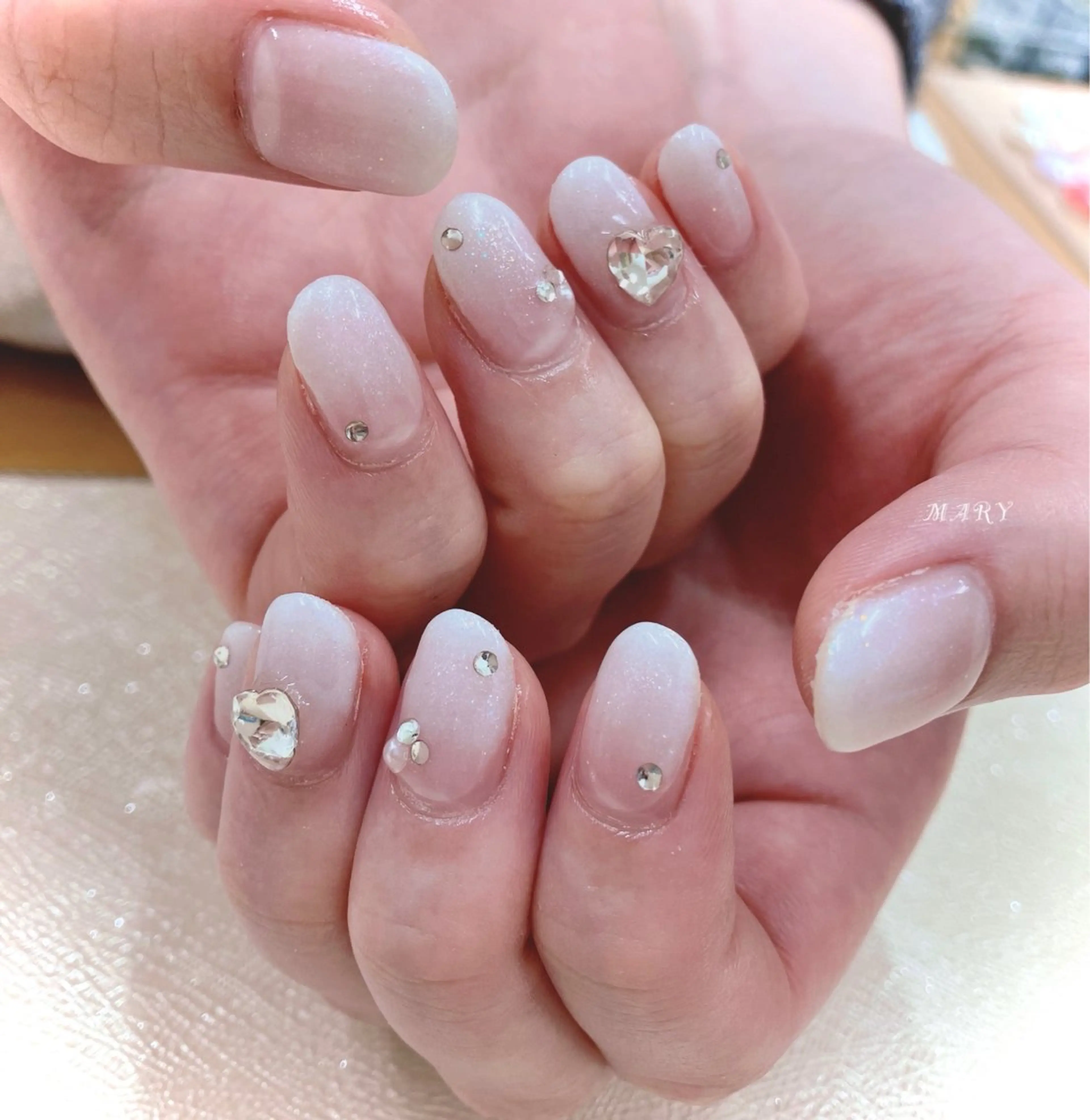 ネイル グラデーション ニュアンスネイル ホワイト 冬ネイル ハンドネイル Mary nail .narumiのネイルデザイン