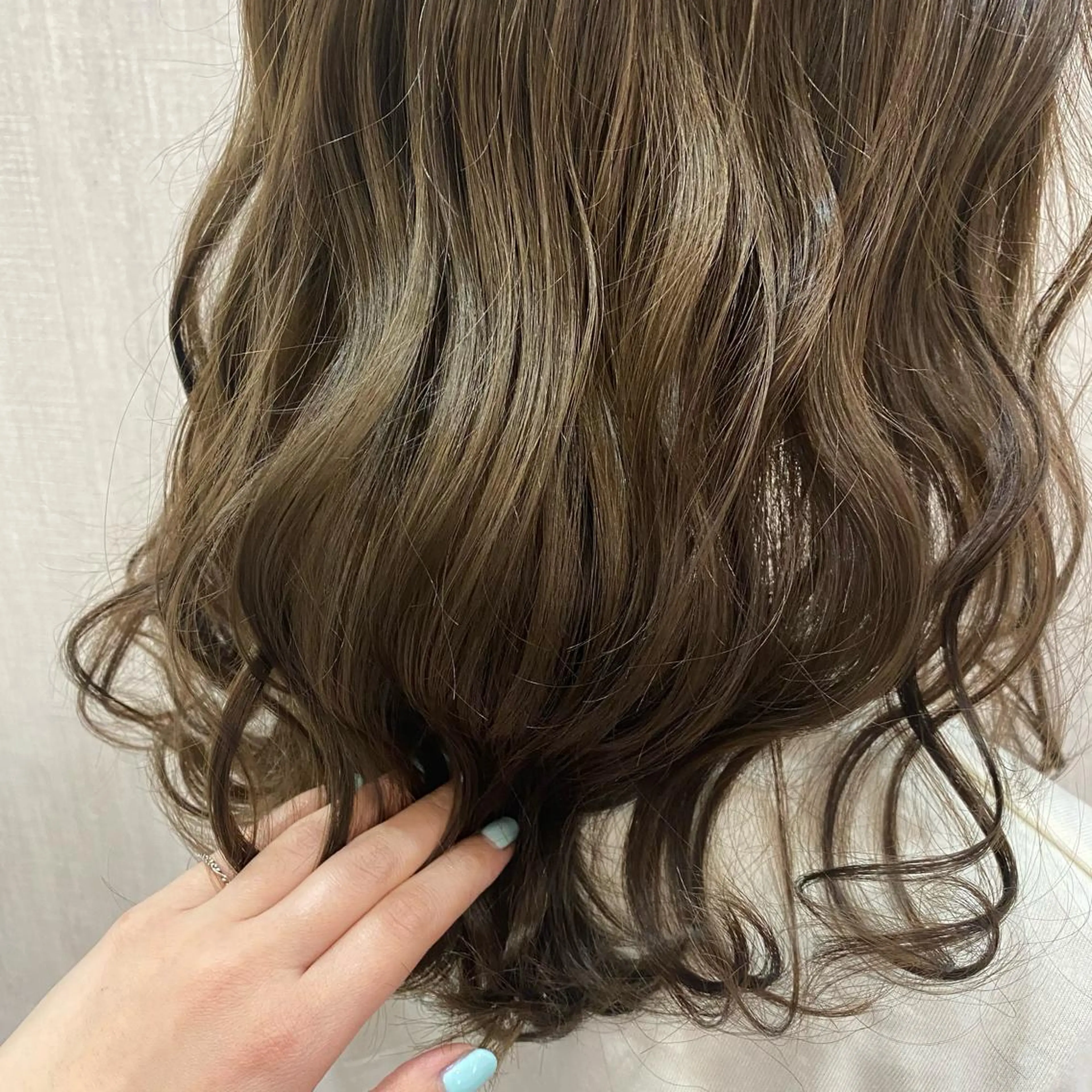 ミディアム カラー カット ヘアカラー 🫧透け感⋆艶髪💎 山口アヤカのヘアスタイル