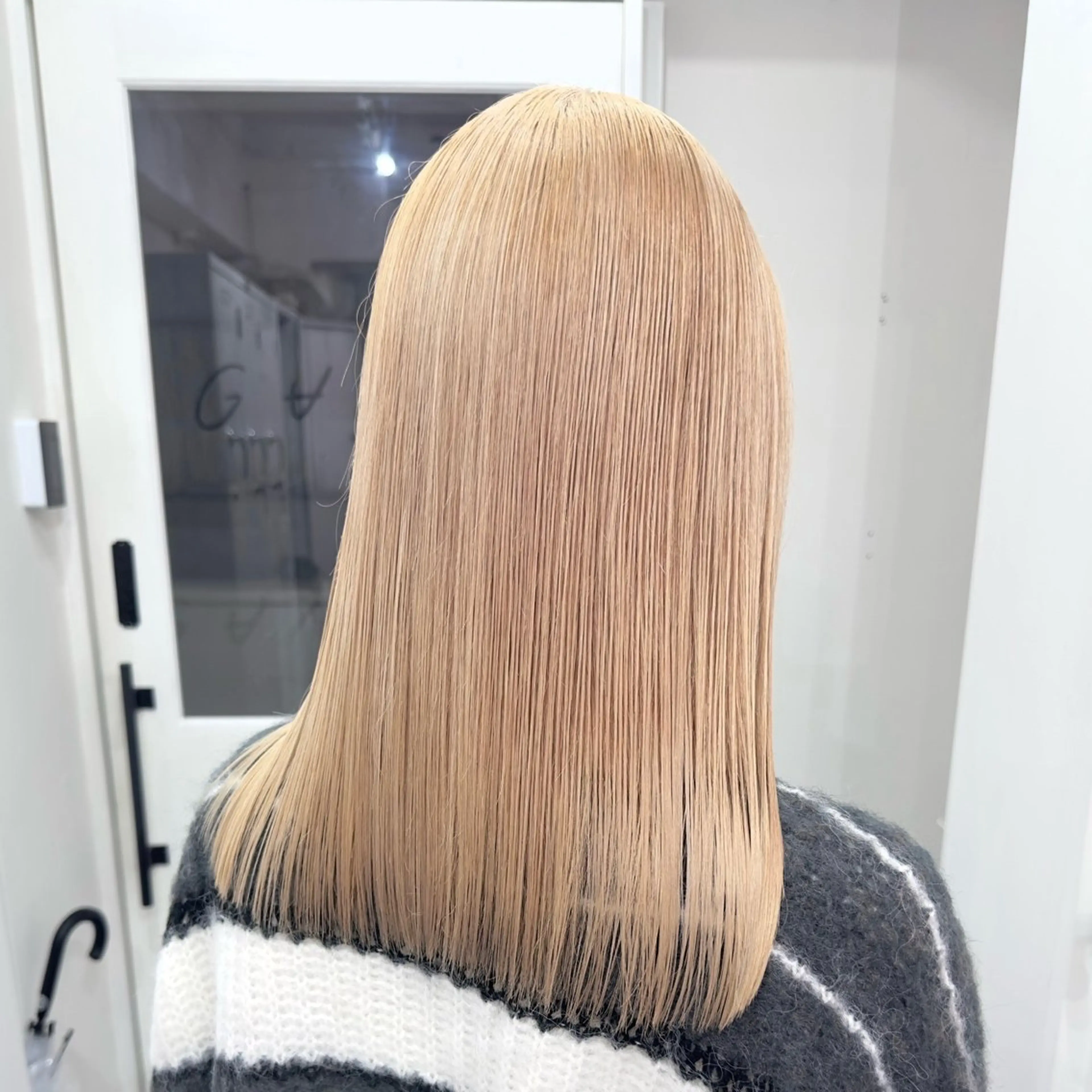 セミロング カラー ベージュカラー ミルクティーベージュ 🎀ハイトーン🎀 ケアブリーチmikuのヘアスタイル