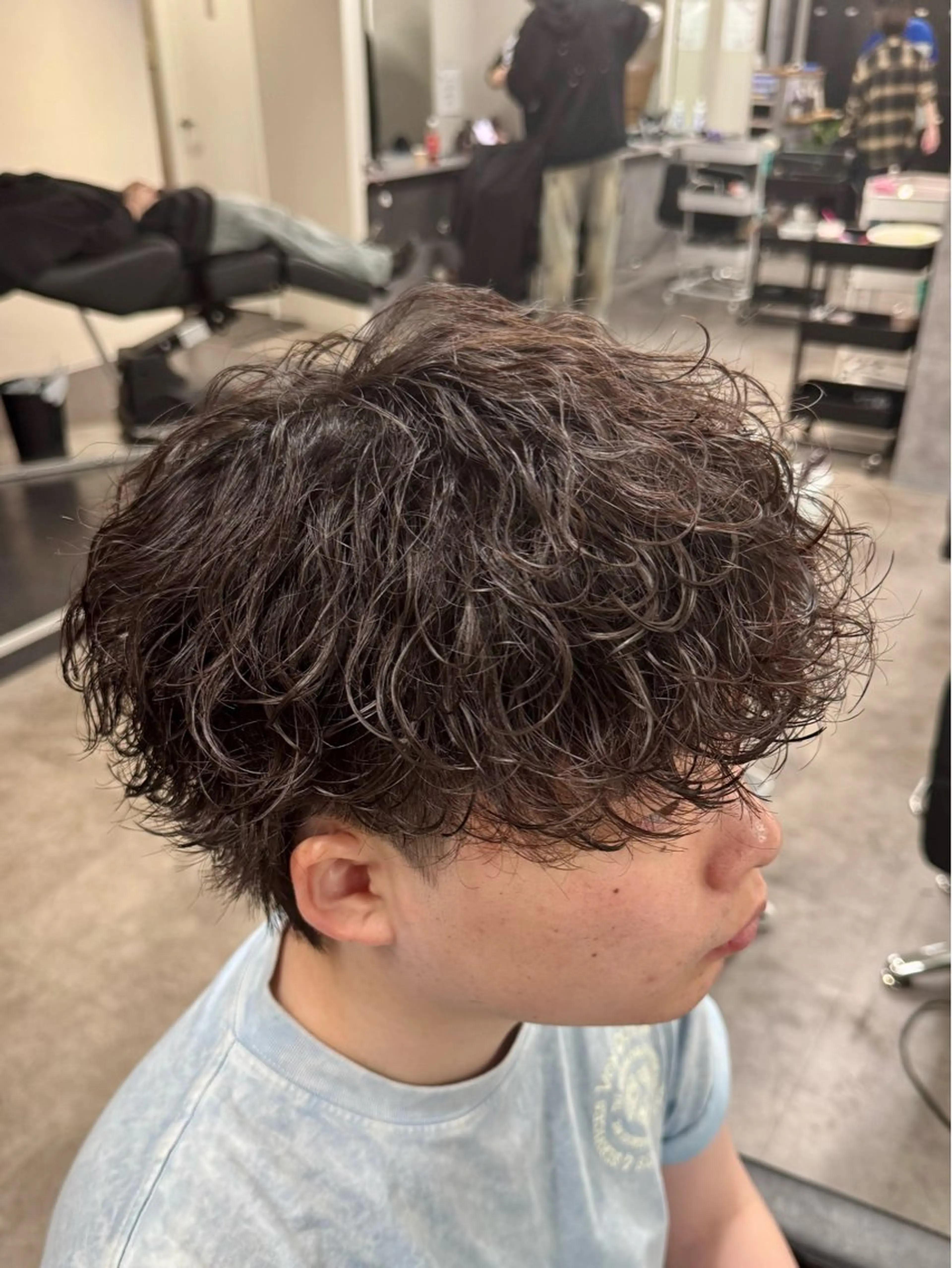 ミディアム パーマ メンズ ミディアムパーマ メンズパーマ 波巻きパーマ カット パーマ 立川韓国メンズヘア ニュアンスパーマ安井のヘアスタイル