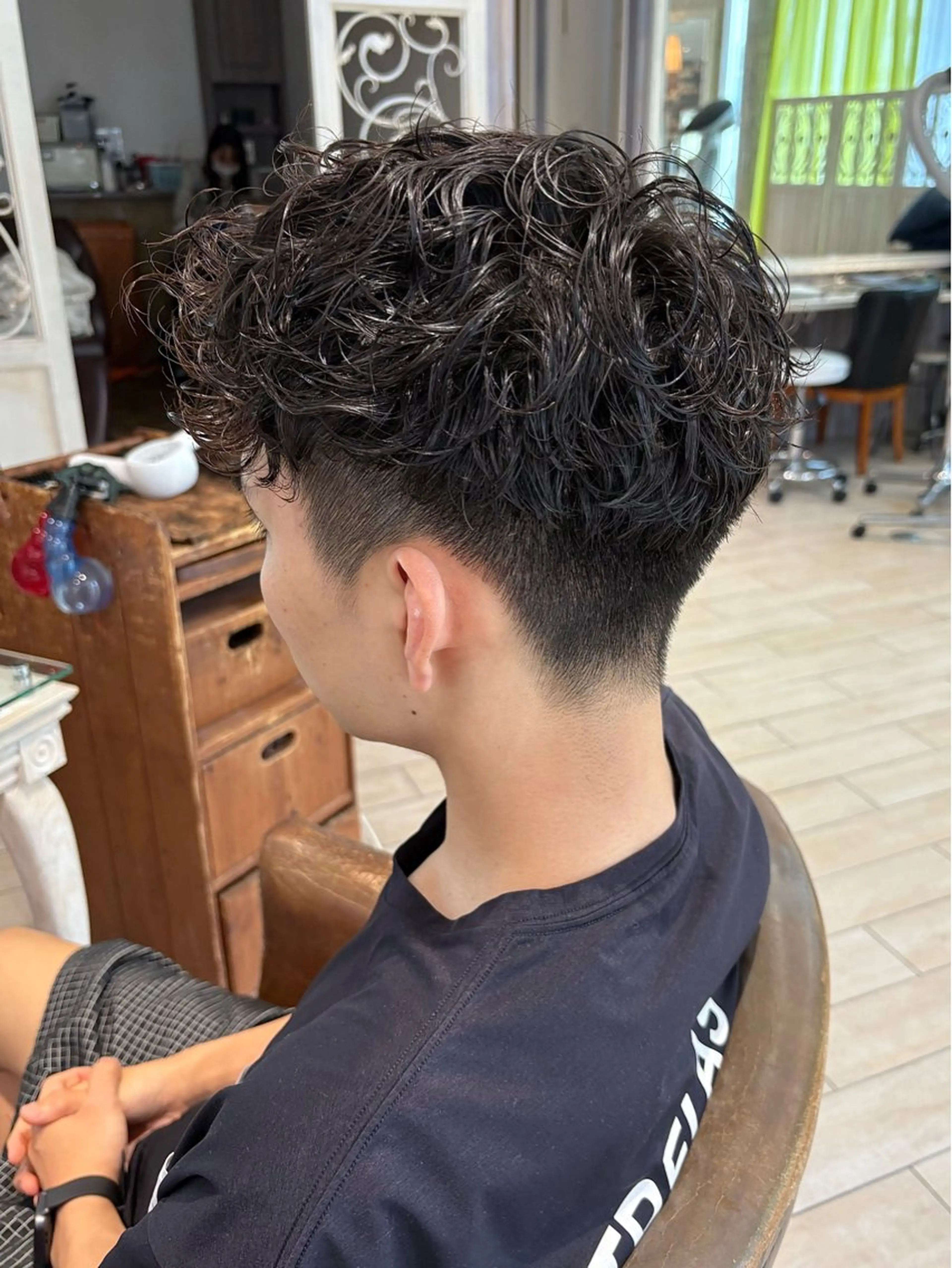 パーマ メンズ センターパート フェードカット フェザーパーマ マッシュ メンズパーマ カット パーマ メンズパーマ特化🔥 ツイスパ/シャドウのヘアスタイル