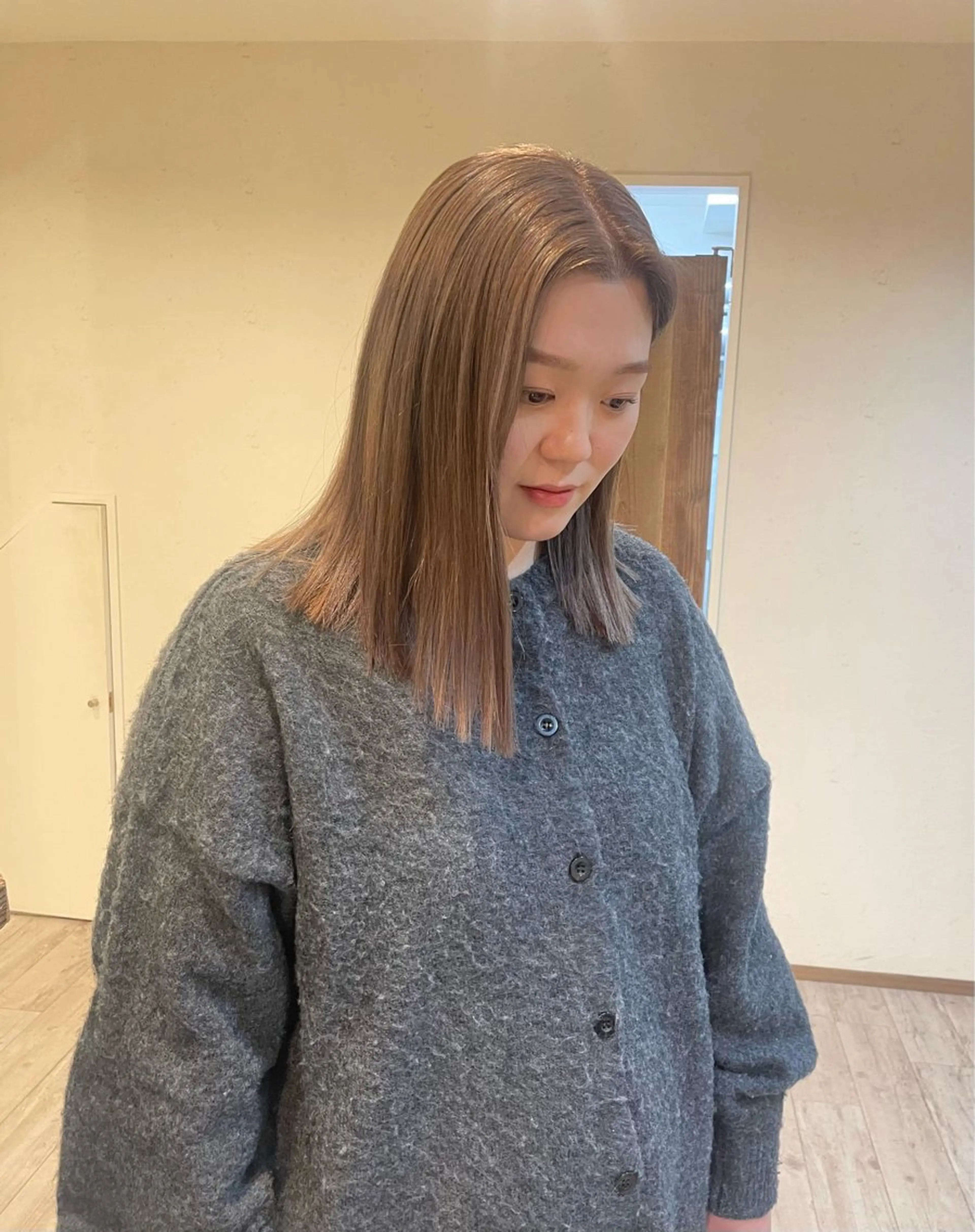 セミロング カラー ベージュカラー ブリーチ ヘアカラー 渋谷 留菜のヘアスタイル