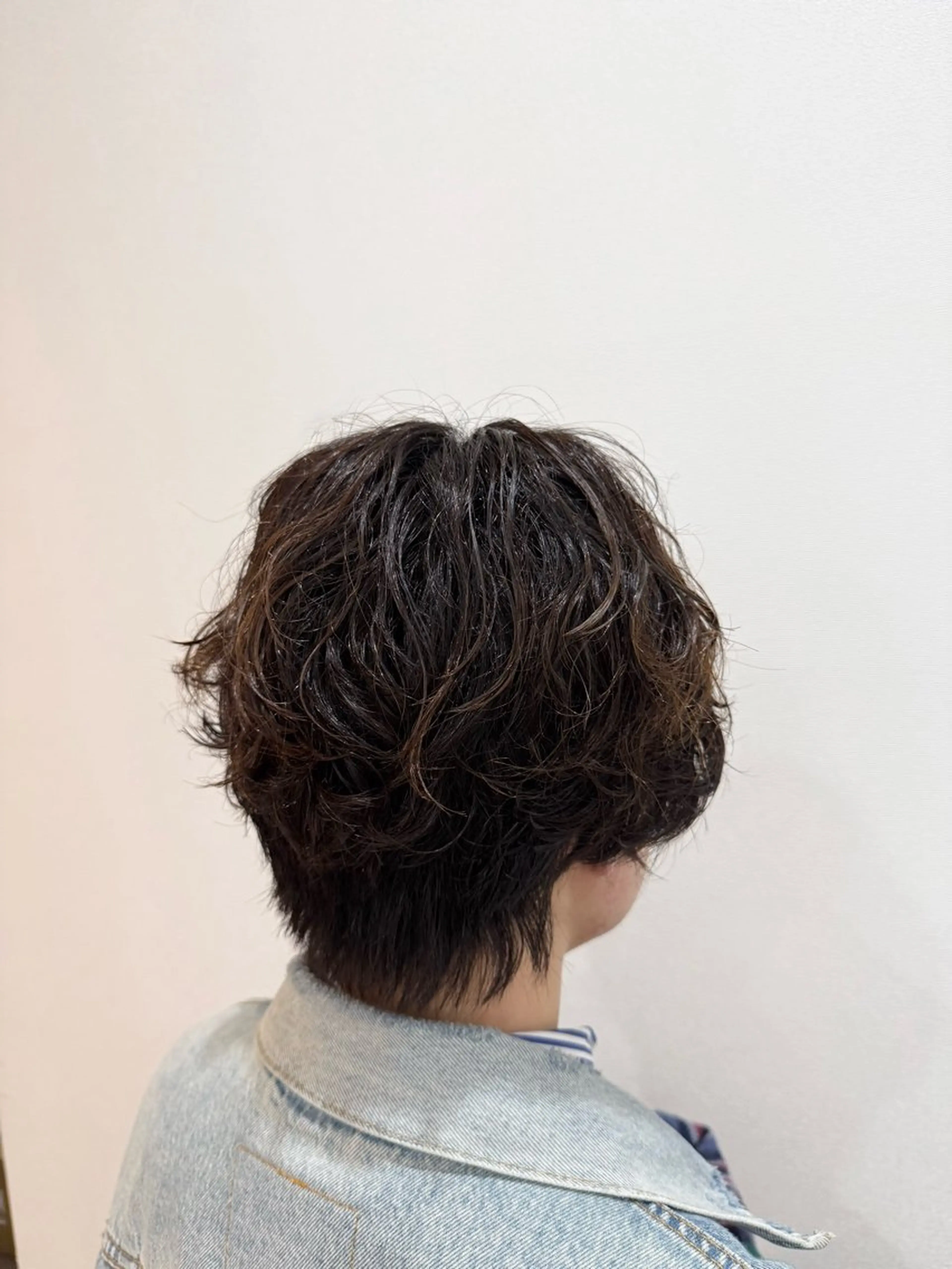 ショート パーマ レイヤーカット ウルフカット カット パーマ ちほ/顔周りレイヤー /ベージュカラーのヘアスタイル