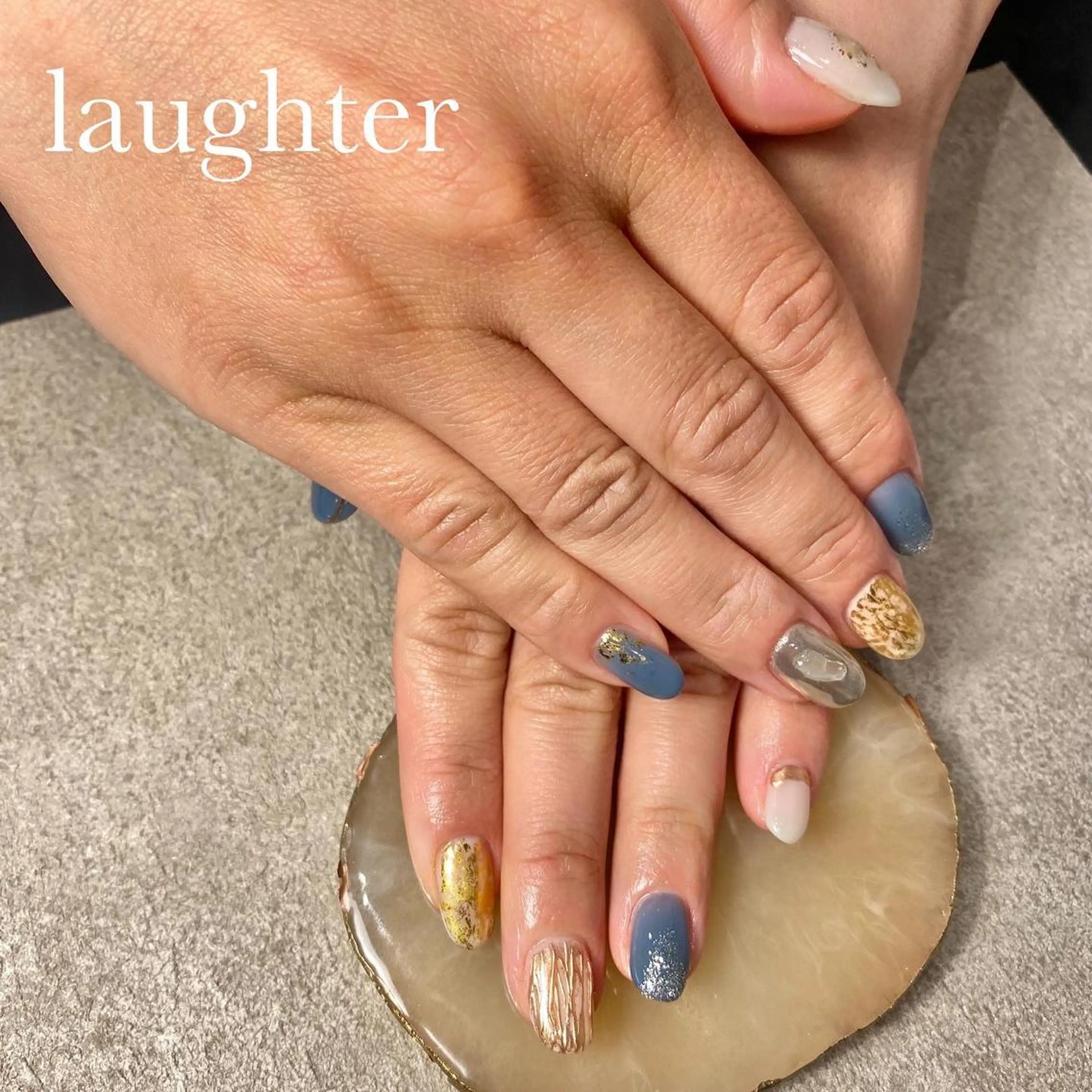 ネイル ブルー グラデーション ラメ(グリッター) ラメグラデーション ミラーネイル ハンドネイル laughter nailのネイルデザイン