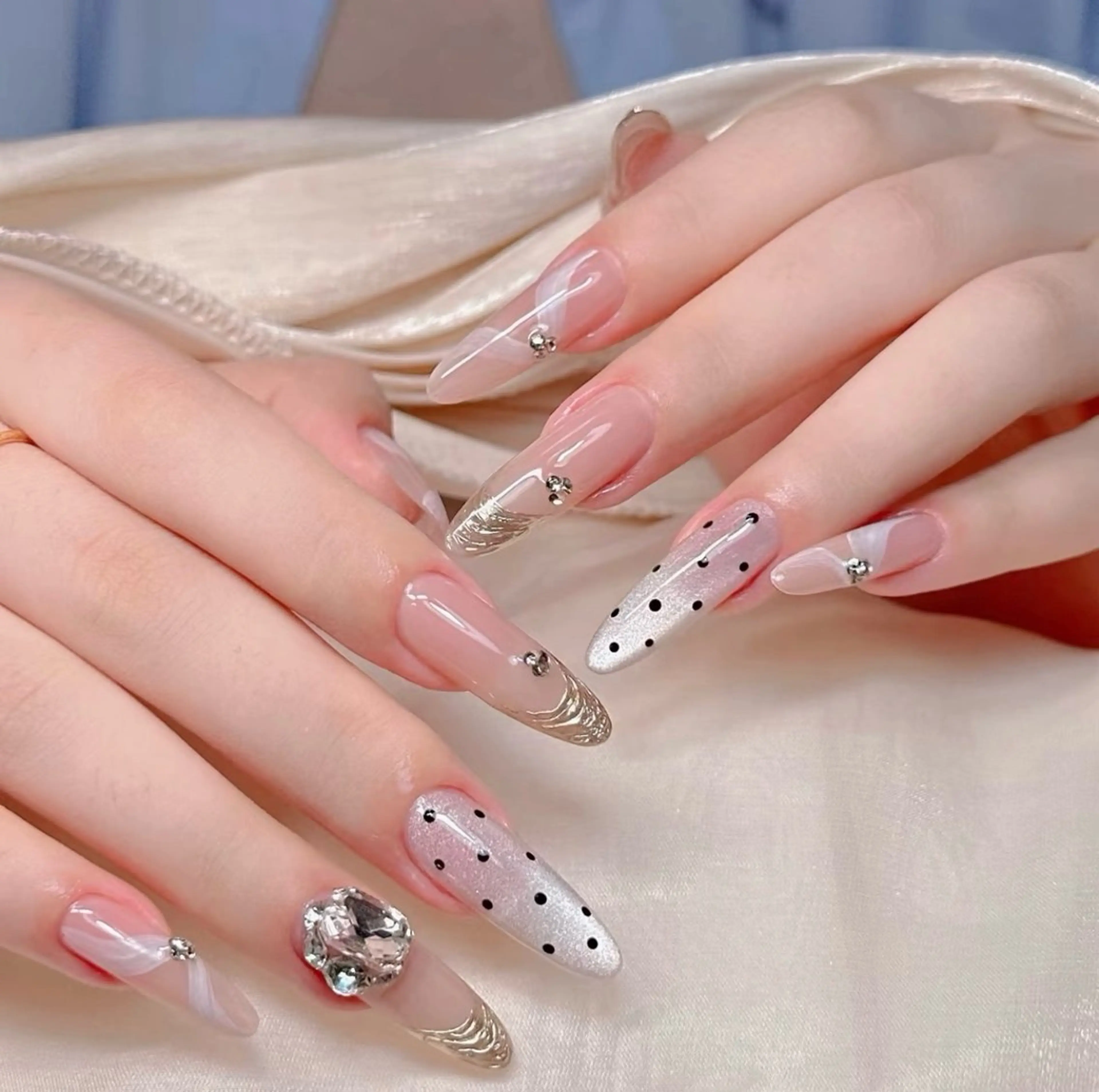 ネイル チークネイル 長さ出し フラワーネイル フレンチネイル ガーリー SunNail池袋駅 ワンホンネイルのネイルデザイン