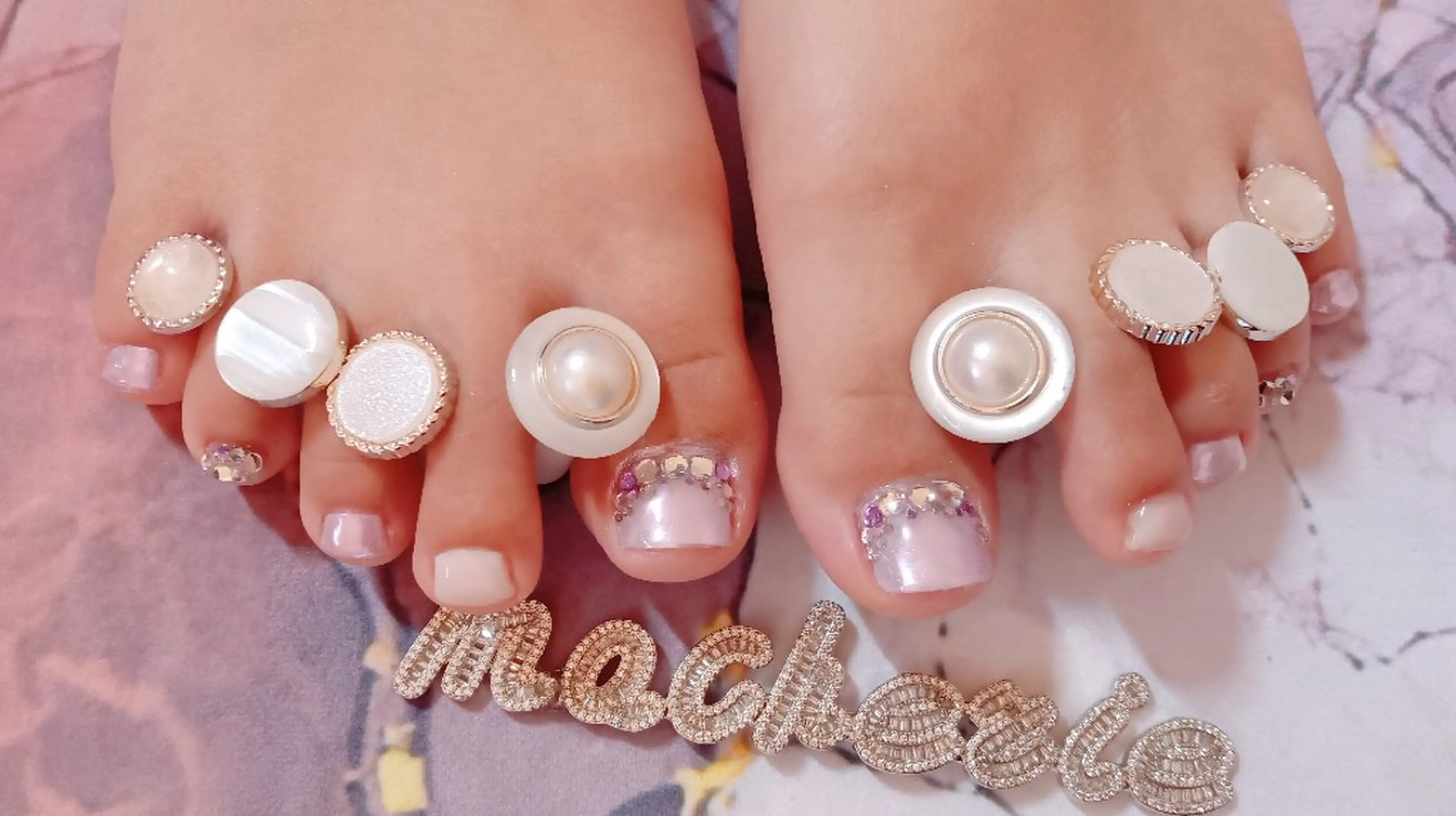 ネイル オーロラネイル キラキラネイル パープル ストーンネイル フットネイル Nail Salon macherieのネイルデザイン