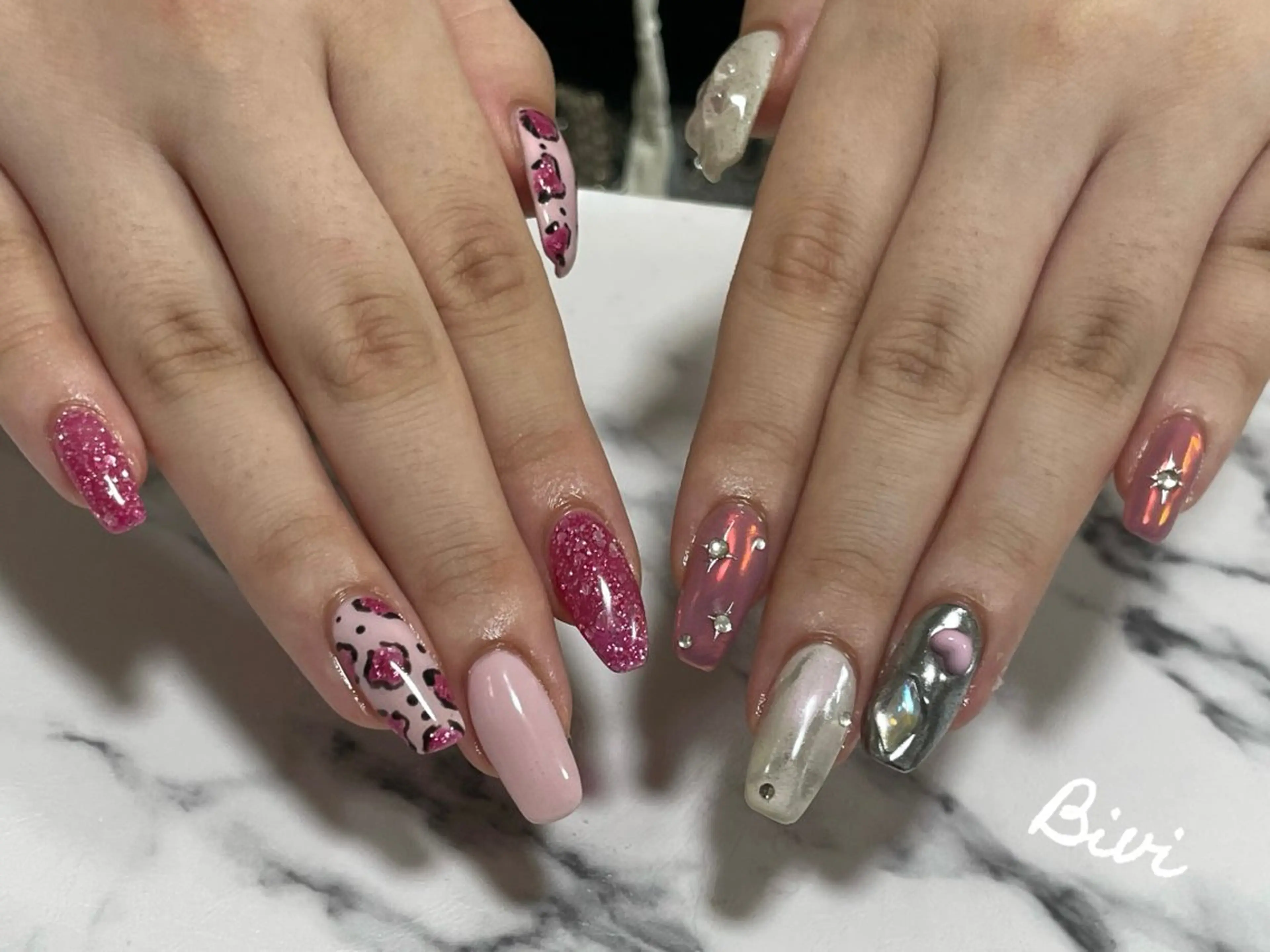 ネイル アートネイル フラッシュネイル ラメ(グリッター) シルバー スクエアネイル ハンドネイル ハンドケア ♡Bivi♡自爪に 優しいネイルサロンのネイルデザイン