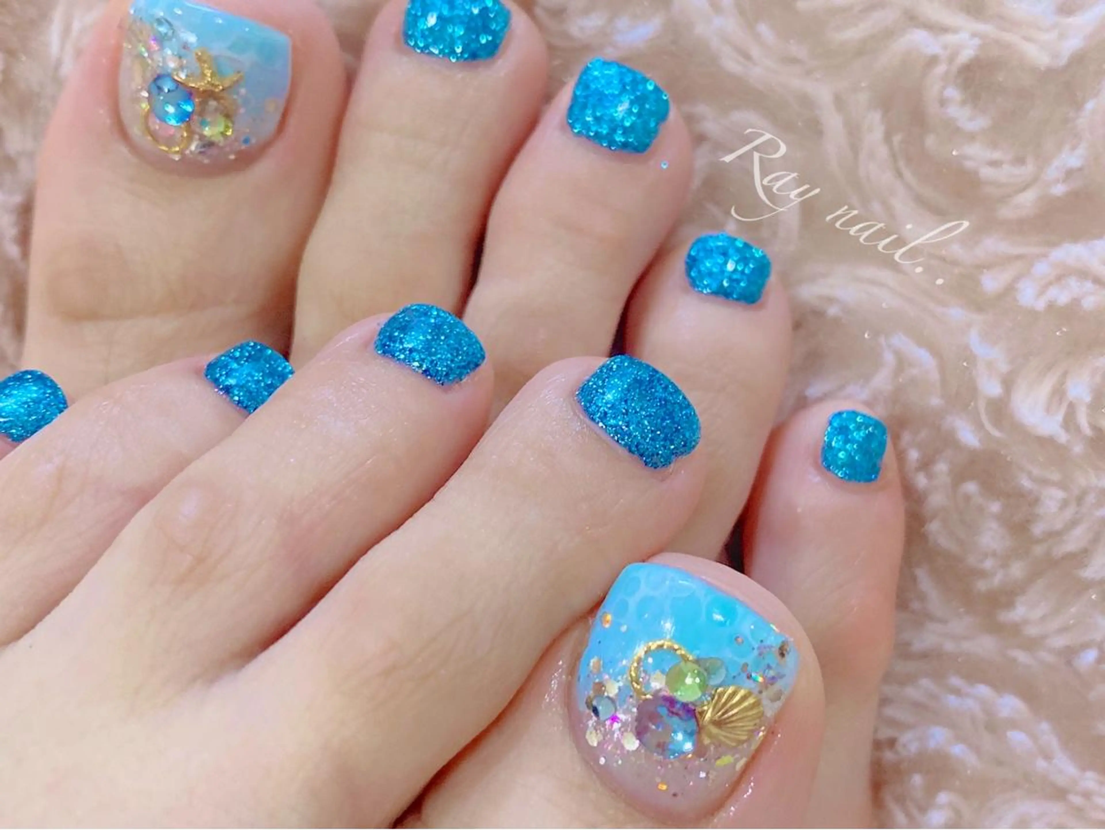 ネイル ブルー ラメ(グリッター) フットネイル nailsalon ∞ ﾐｶﾅﾙ ∞のネイルデザイン