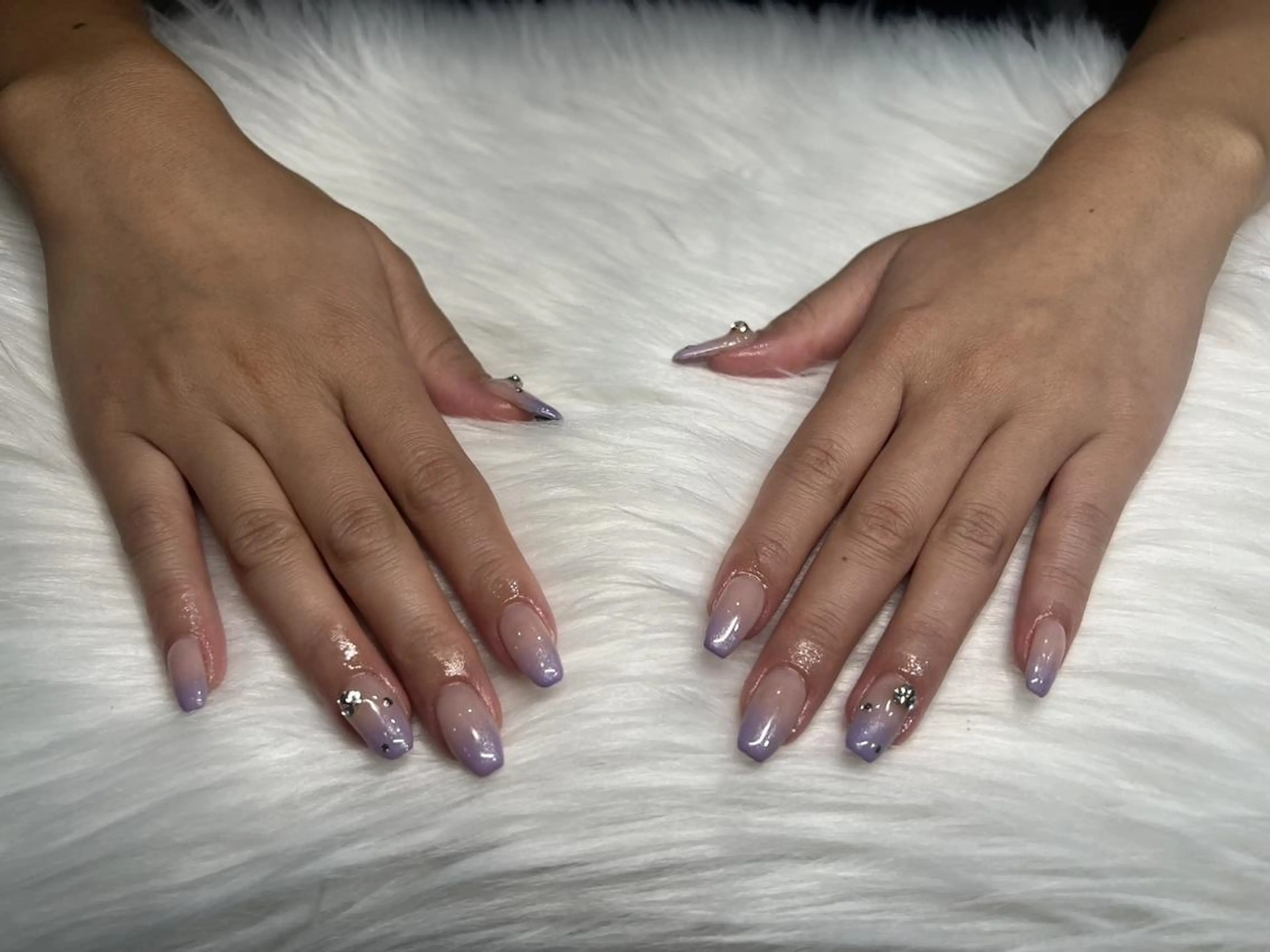 ネイル グラデーション ストーンネイル Nail Salon Lindaのネイルデザイン