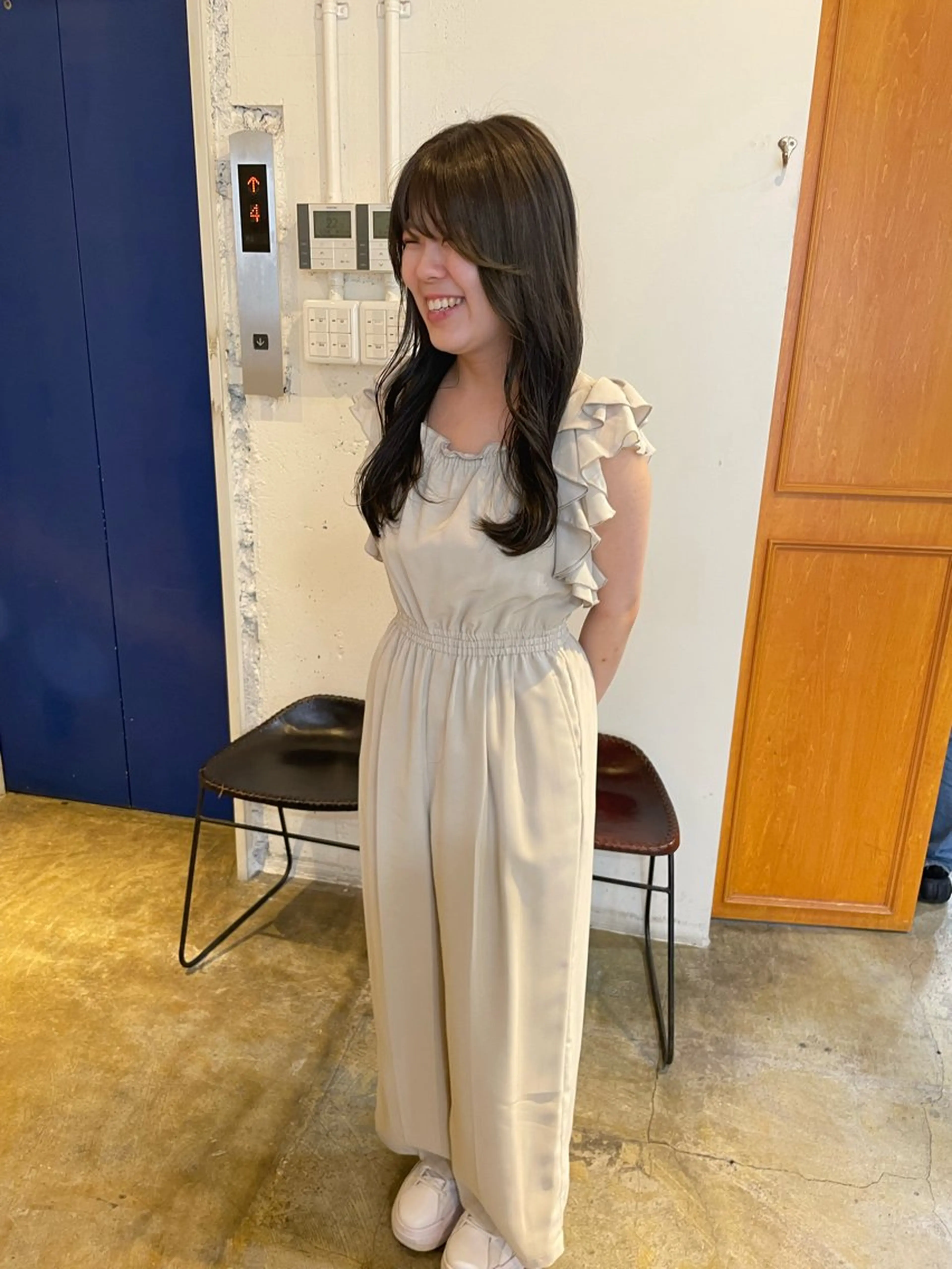 ロング カラー オリーブグレー MIOベージュカラー 柔らかいカラーのヘアスタイル