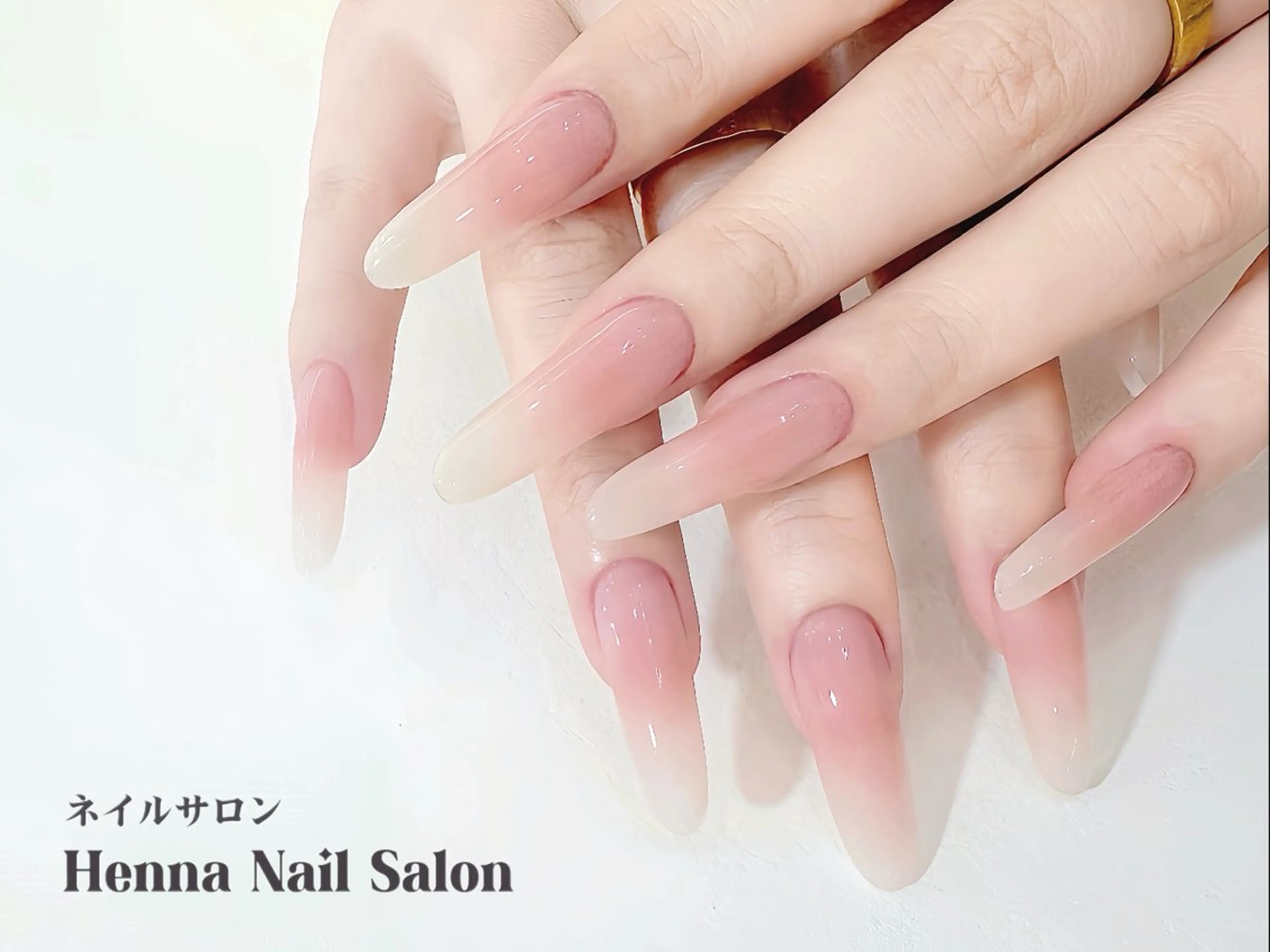 ネイル ハンドネイル Henna Kongssalonのネイルデザイン