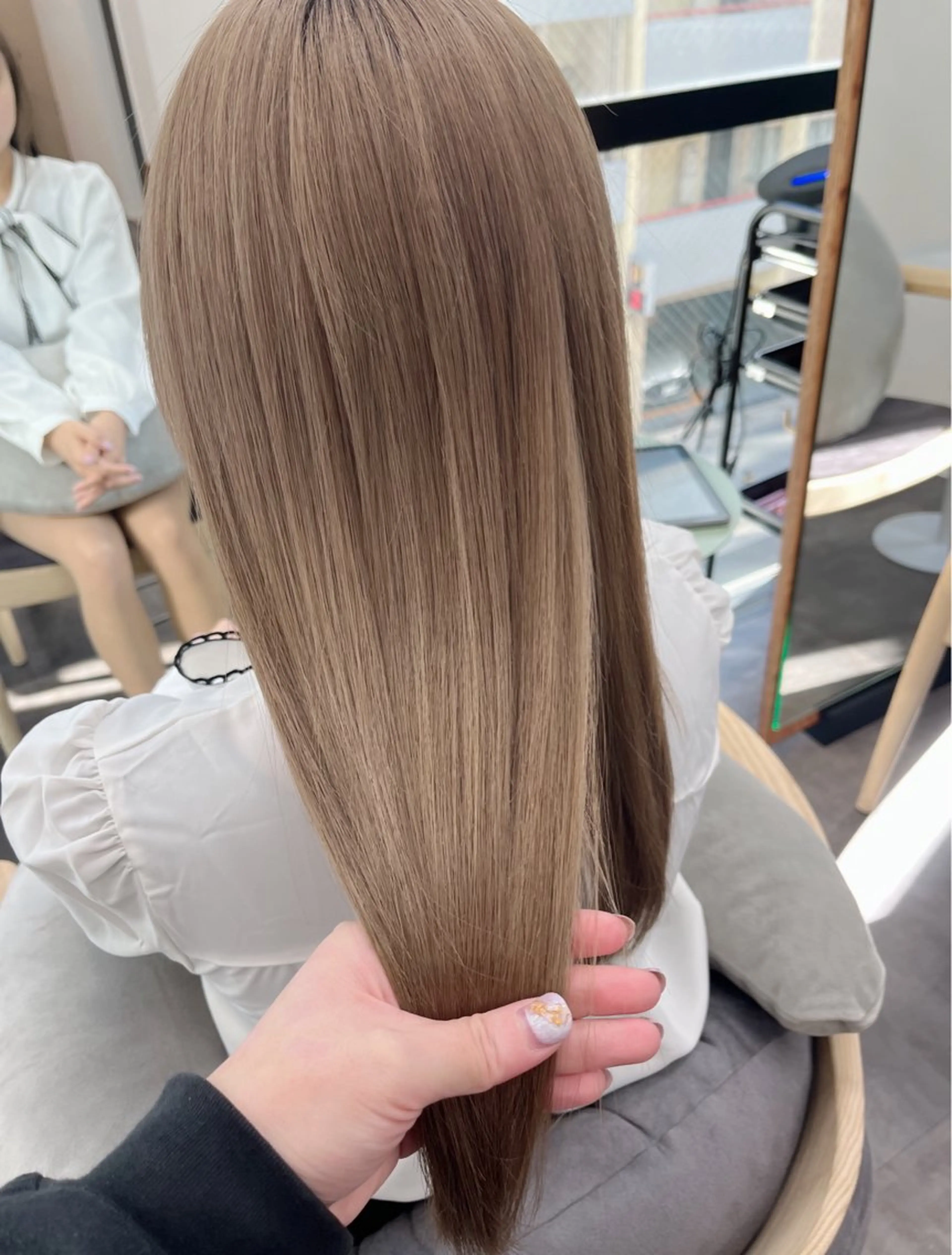 ロング カラー ベージュカラー ブリーチ ハイトーンカラー ハイトーンベージュ mai🐷髪質改善 🖤透ける暗髪🖤のヘアスタイル