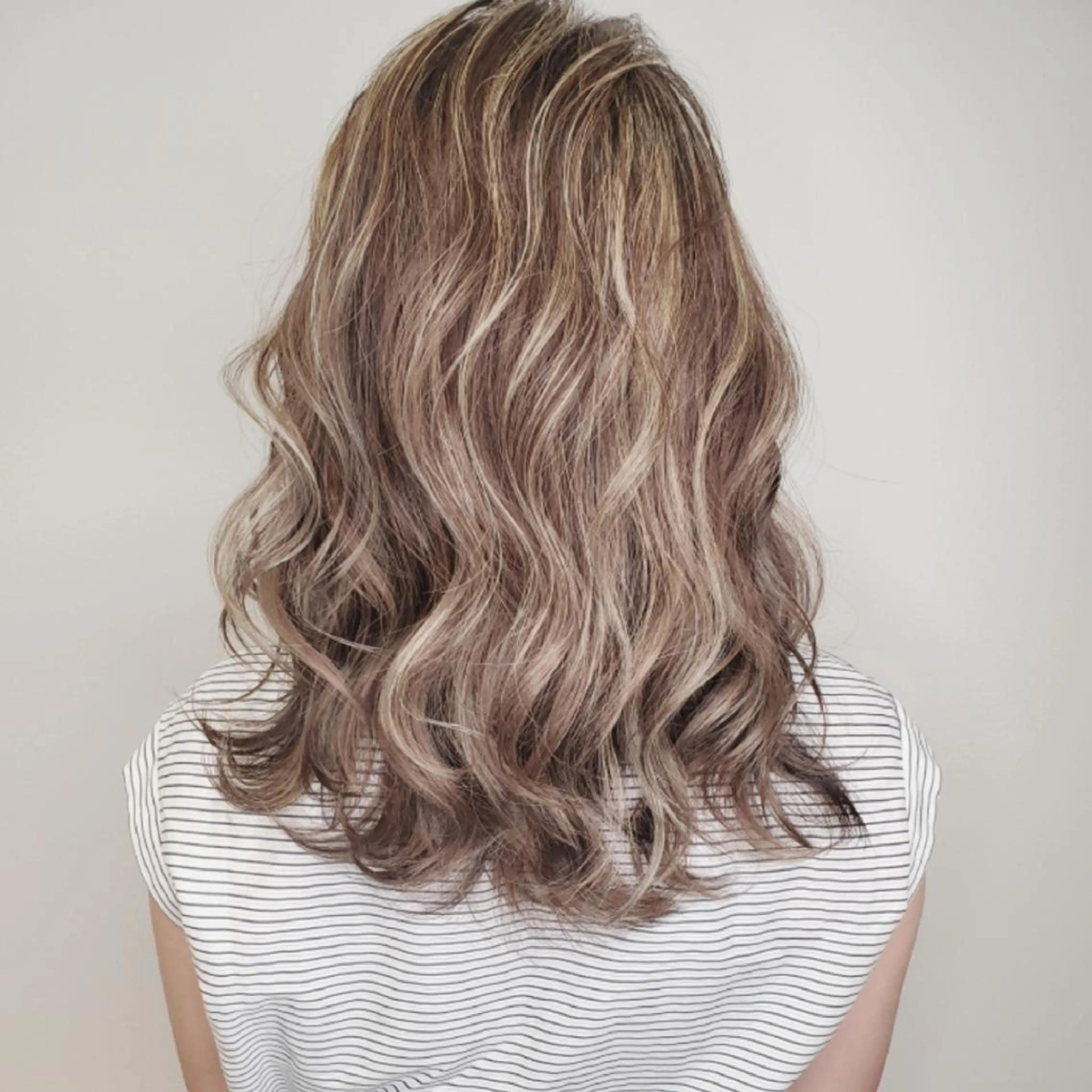 セミロング カラー ベージュカラー ブロンド ハイライトカラー ミルクティーベージュ 外国人風カラー レイヤーカット/ ウルフカット/大橋 のヘアスタイル